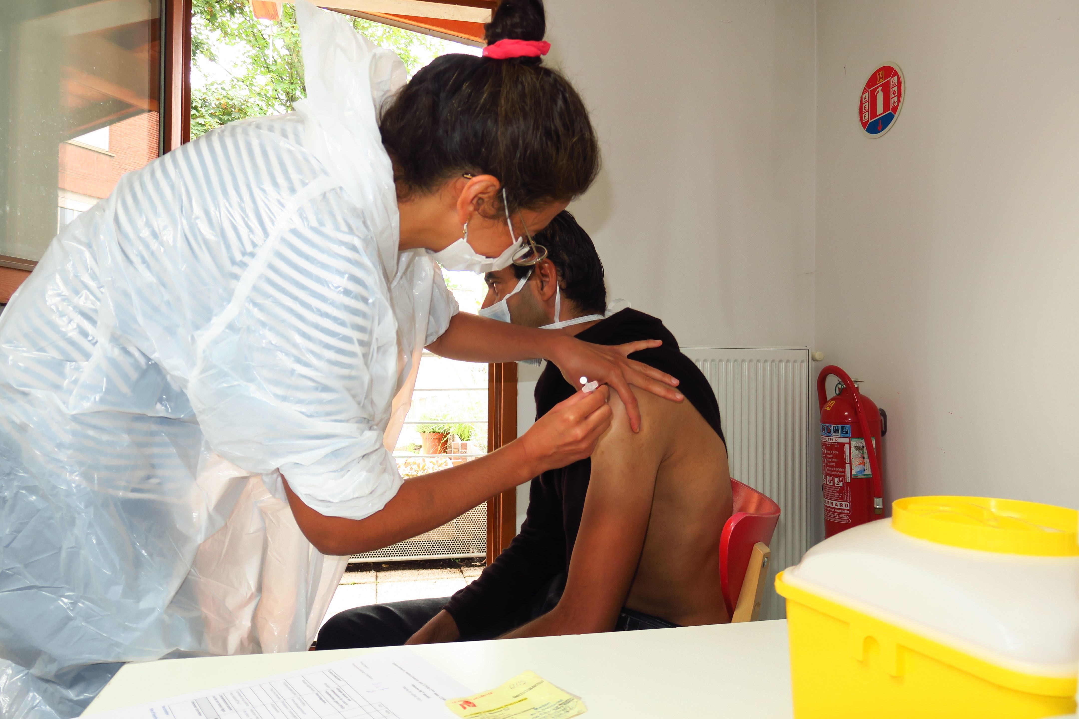 Ce mardi 27 juillet, 49 sans domicile fixe ont reçu une seconde injection de vaccin à la maison de la solidarité de la Fondation Abbé Pierre, à Gennevilliers (Hauts-de-Seine). LP/Olivier Bureau