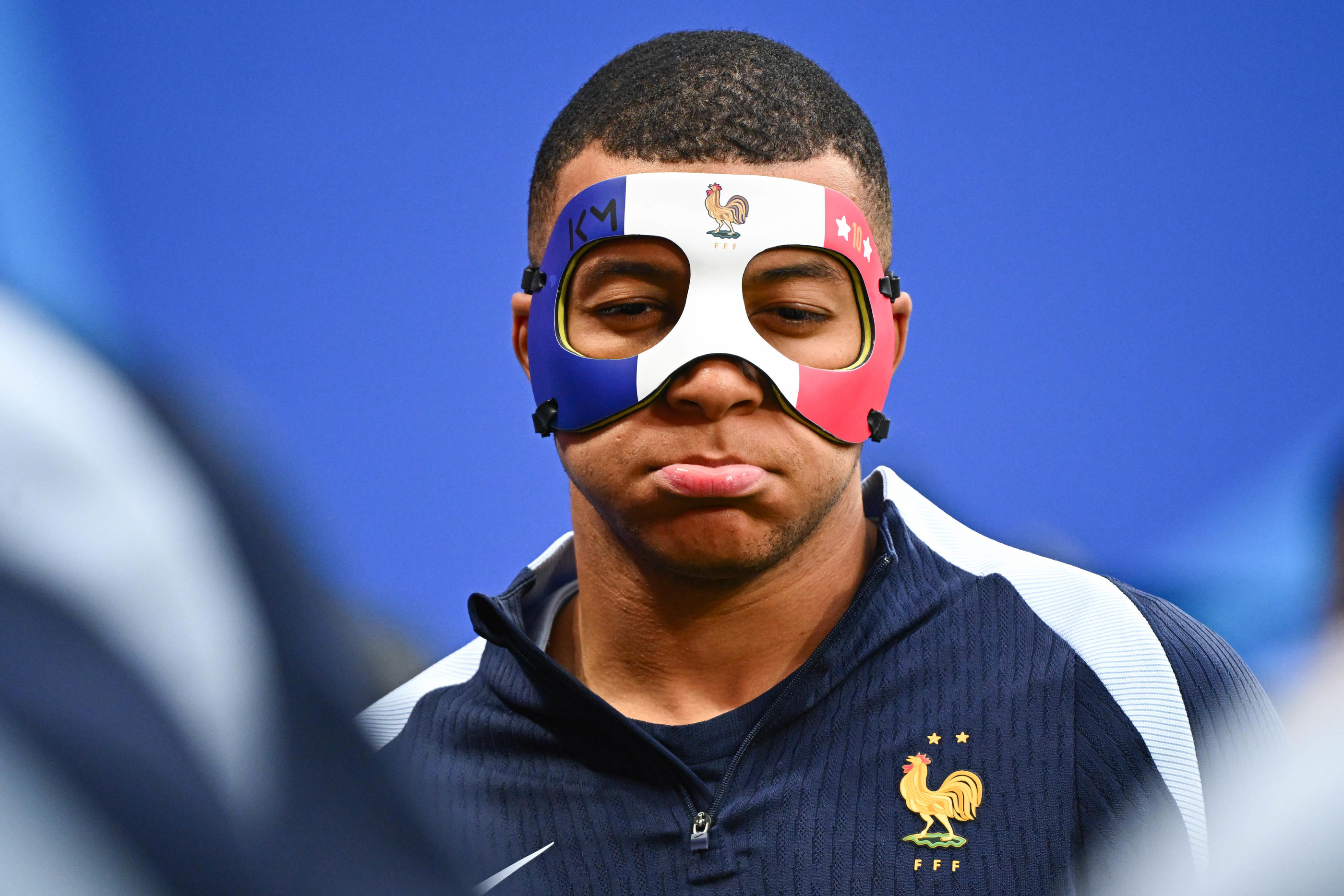 Kylian Mbappé portait un masque bleu-blanc-rouge à l'entraînement ce jeudi à Leipzig. Icon Sport/Anthony Dibon