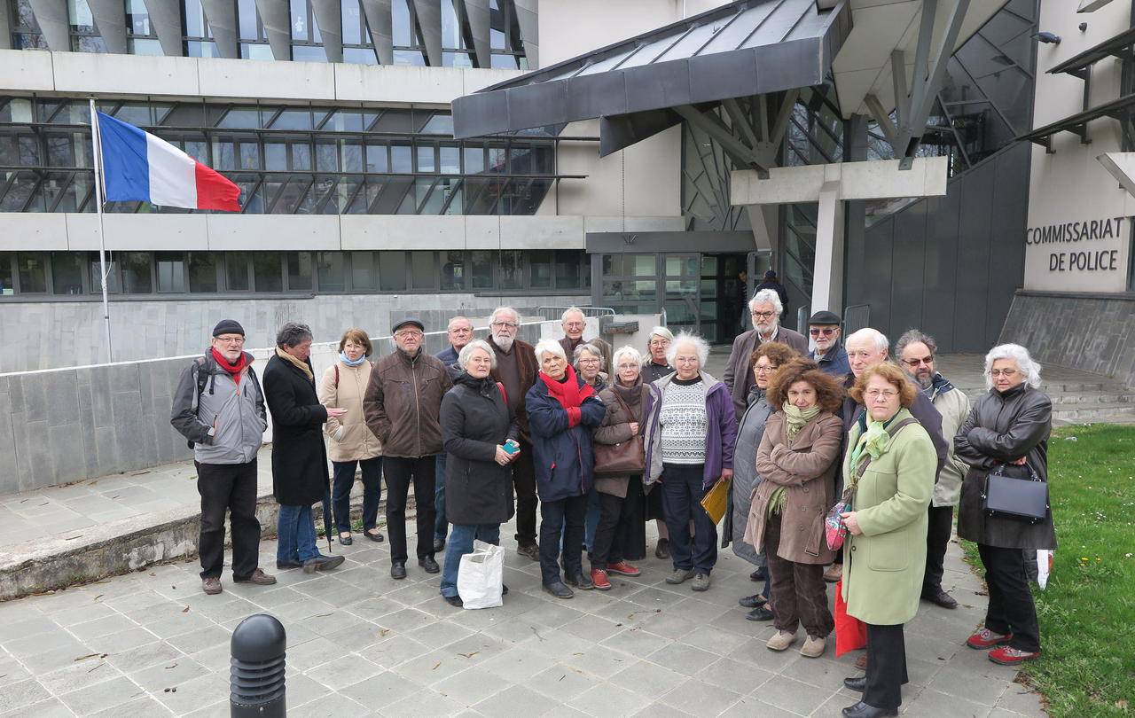 <b></b> Plaisir, ce lundi après-midi. Une vingtaine de personnes se sont rassemblées devant le centre de rétention administrative des Yvelines pour montrer leur soutien à Ahmad, dit « Bambino », jeune demandeur d’asile venu du Soudan menacé d’expulsion. .