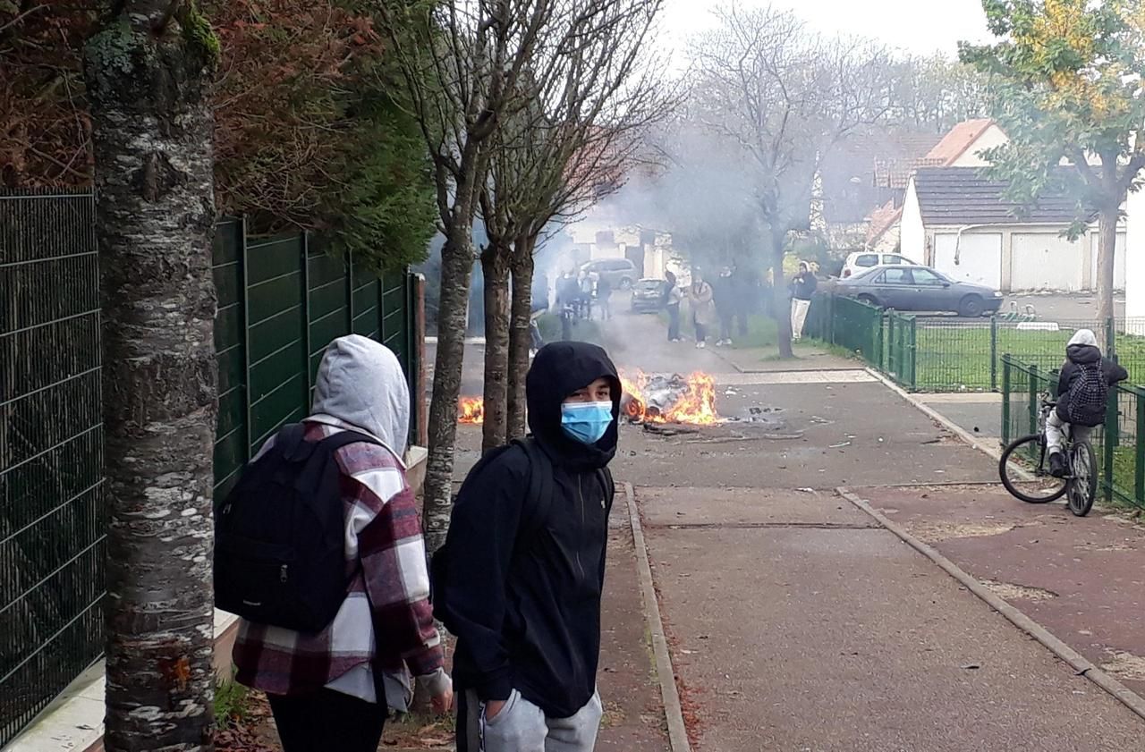 <b></b> Limay, mardi matin. Des poubelles ont été incendiées devant certains établissements comme ici, le lycée Condorcet.