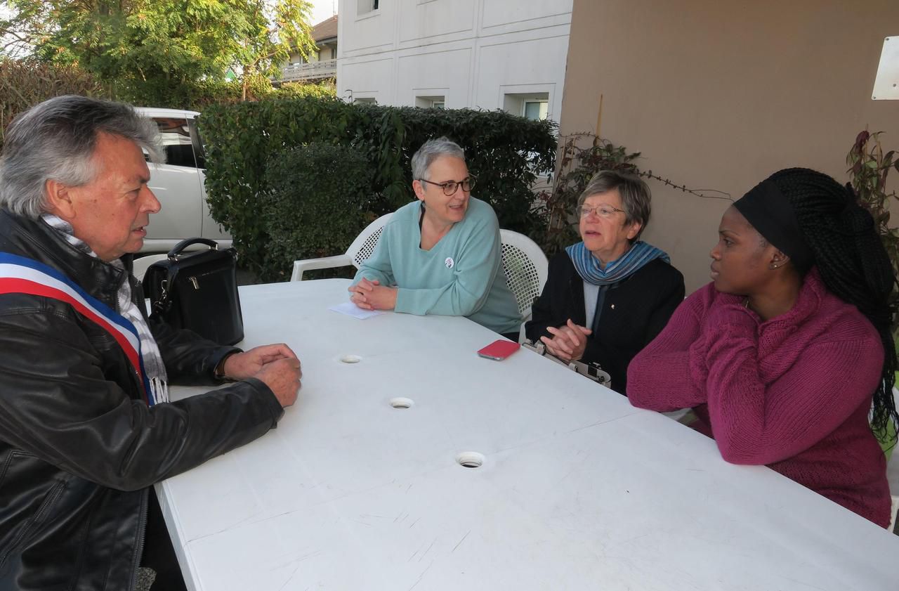 <b></b> Brie, lundi. Jean-Jacques Colas, adjoint au maire, Anne-Marie Kerrar (RESF) et Bernadette Laforge, conseillère déléguée au logement (de gauche à droite) soutiennent Chantal.