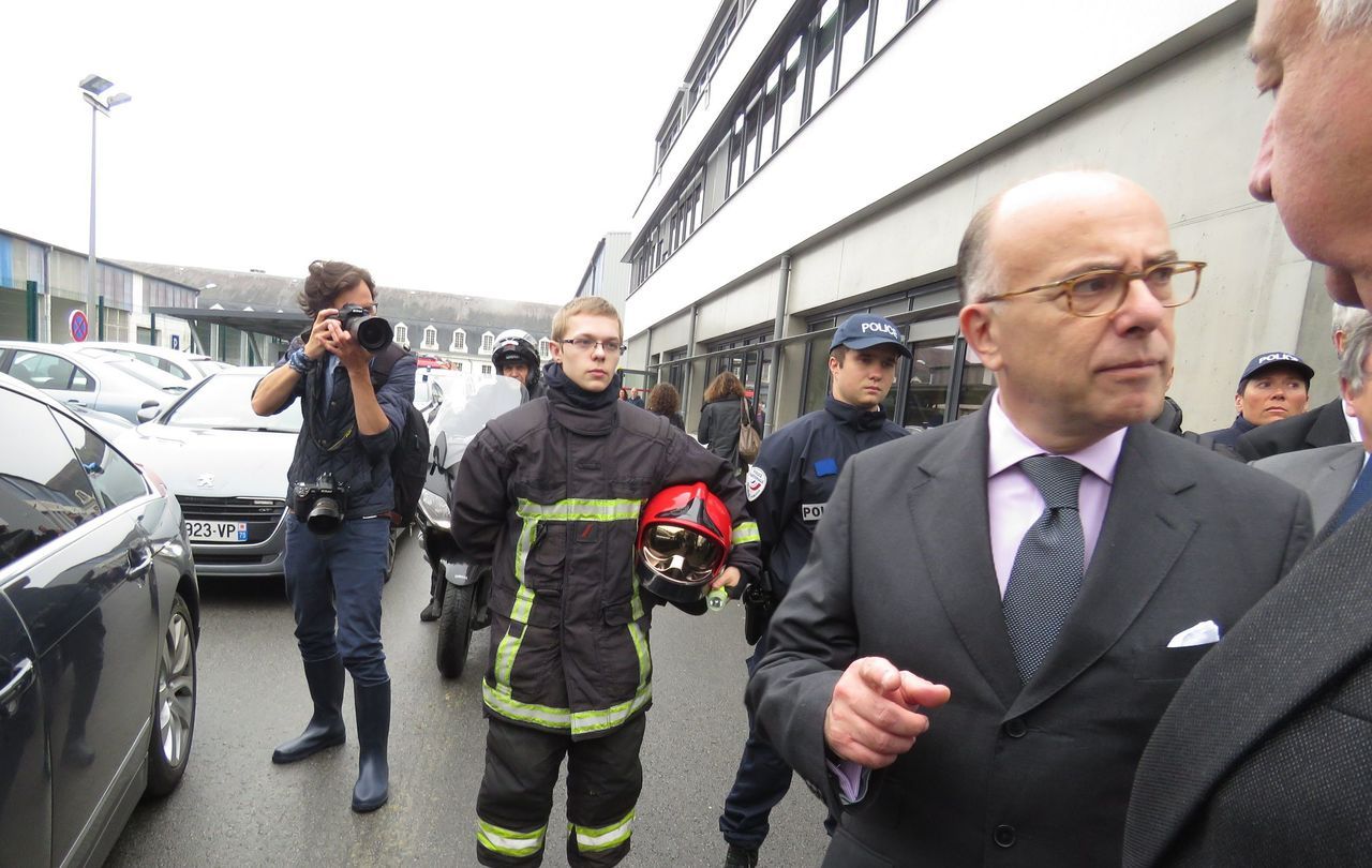 <b>Rambouillet, le 1er juin.</b> Bernard Cazeneuve, ministre de l’Intérieur, était venu à la rencontre des sinistrés. 