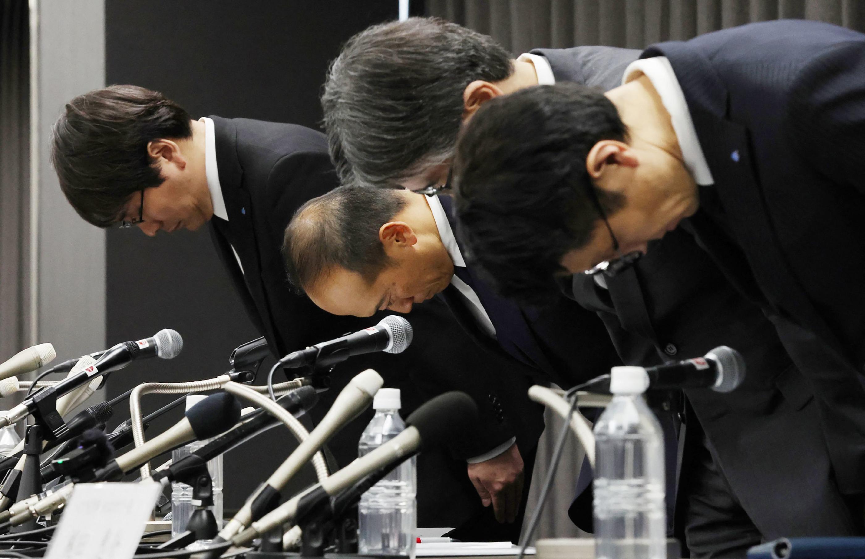 Les dirigeants du groupe Kobayashi Pharmaceutical ont incliné la tête face à des journalistes en signe d'excuse, après plusieurs morts suspectes parmi les consommateurs de leurs produits. JIJI Press / AFP / Japan OUT