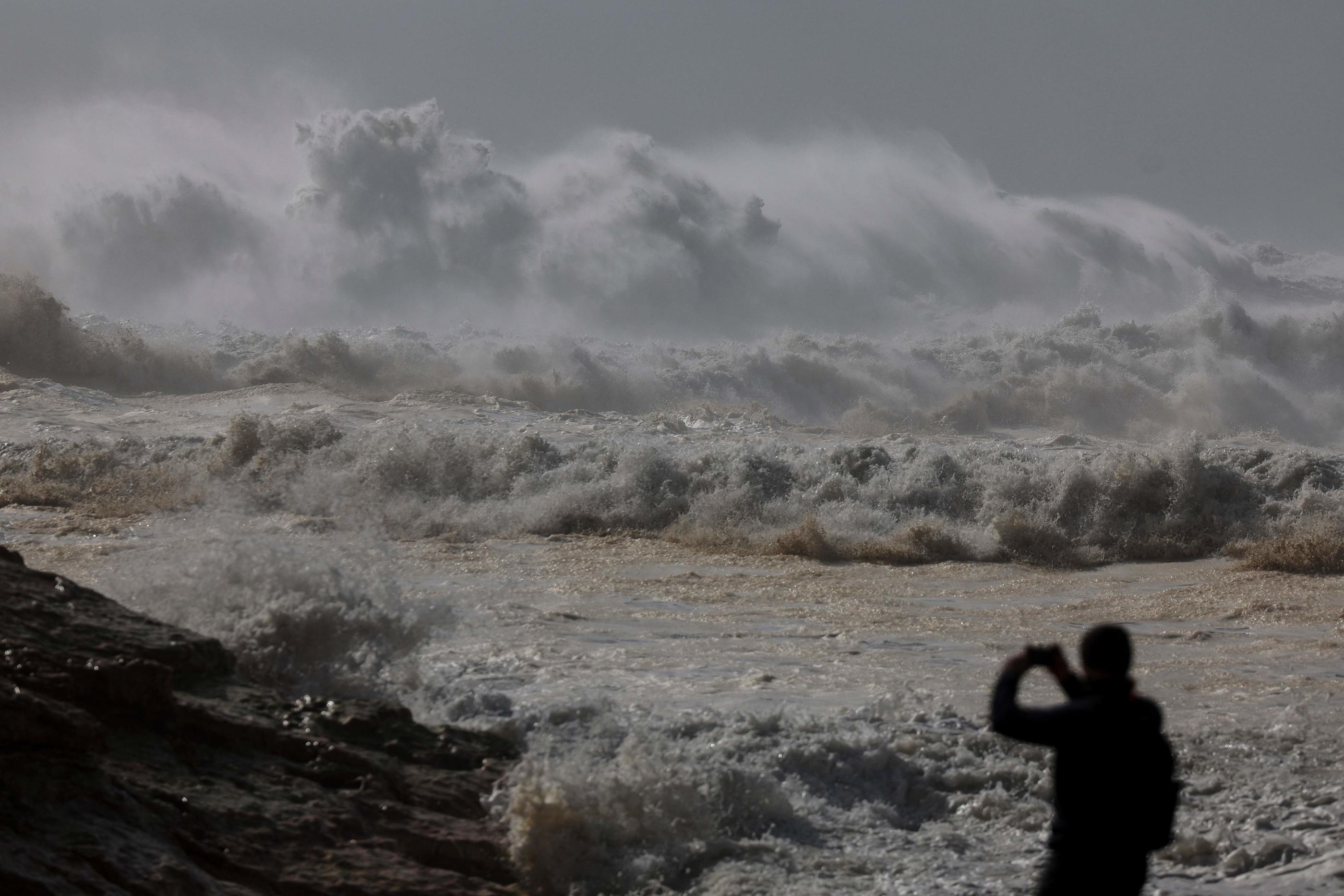 De fortes vagues, avec risque de submersion, sont attendues mardi dans le quart nord-ouest de la France. (Illustration) AFP/PATRICIA DE MELO MOREIRA