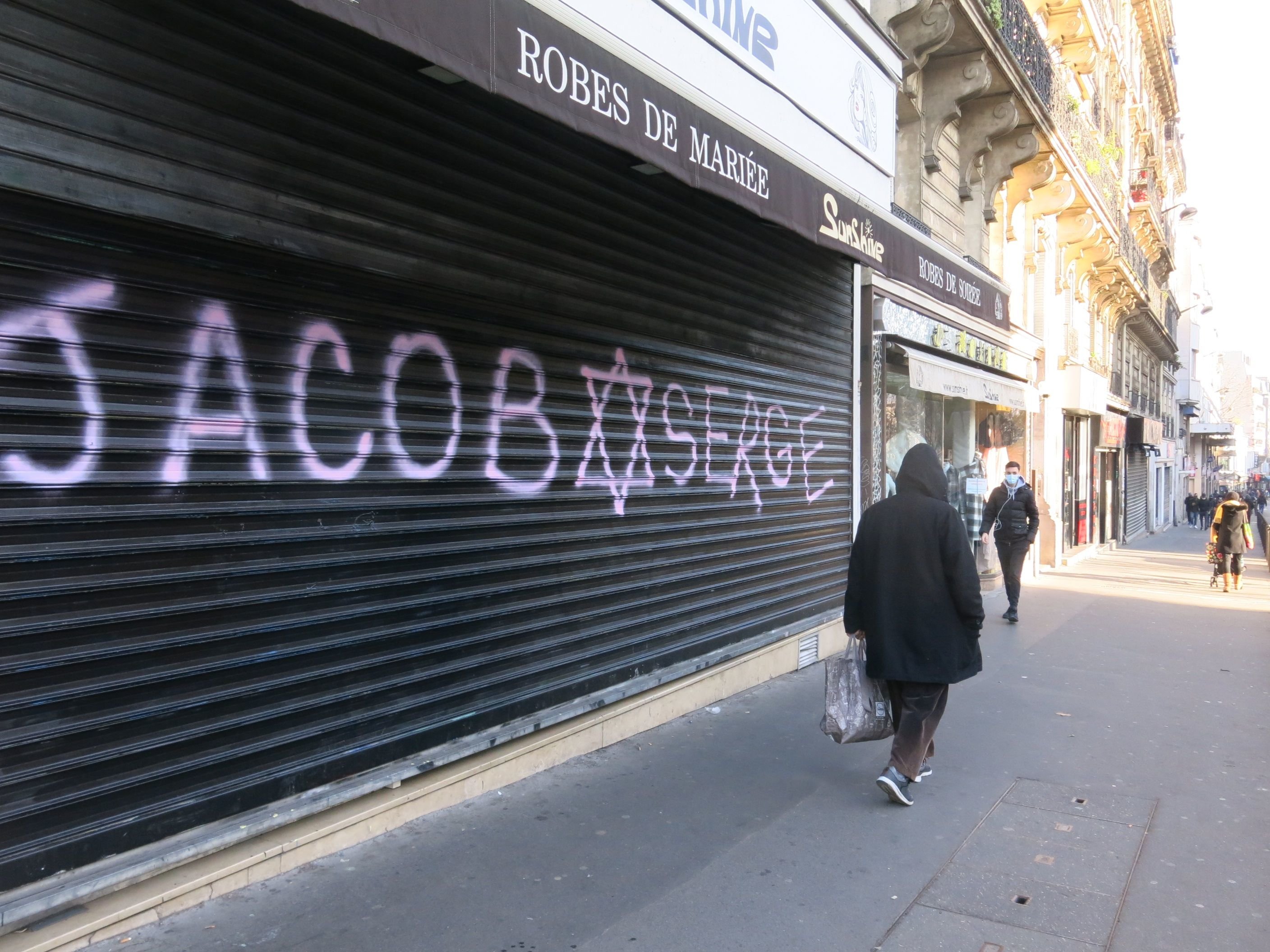 Un tag antisémite sur le rideau d'un magasin, boulevard de Rochechouard (Paris XVIIIe), le 10 janvier. Les gérants ont porté plainte avant de l'effacer de leur devanture. LP/Benoit Hasse