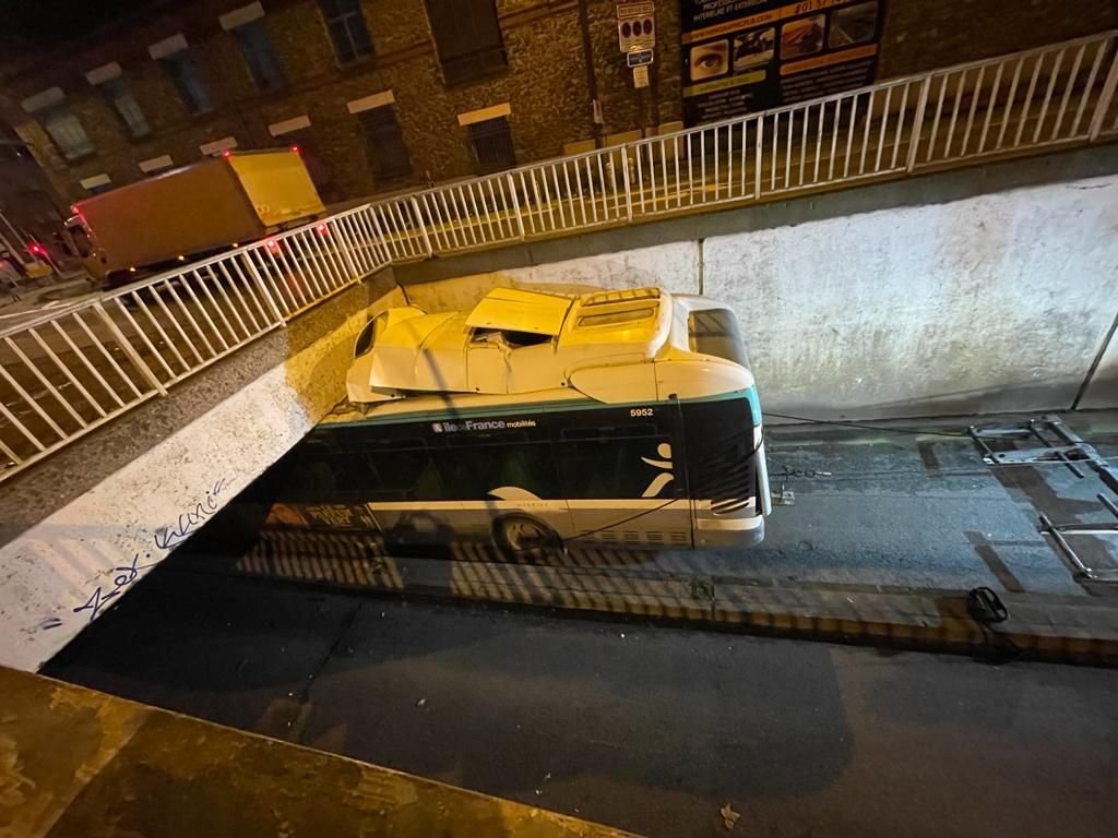 Romainville (Seine-Saint-Denis), dans la nuit de lundi à ce mardi. Vers 2 heures, un bus de la ligne 147 de la RATP a été retrouvé encastré à l’entrée du tunnel de la N 3 situé sous le carrefour de la Folie, à la frontière avec Bobigny et Noisy-le-Sec. Twitter/Busdrivers95