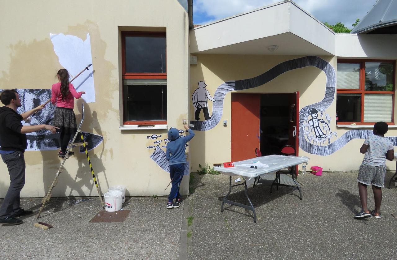 <b></b> Fleury-Mérogis, ce jeudi 26 avril 2018. Les murs du centre musical et artistique de Fleury-Mérogis ont été redécorés par de grands collages en papier, collés par les enfants, ravis de cette expérience.
