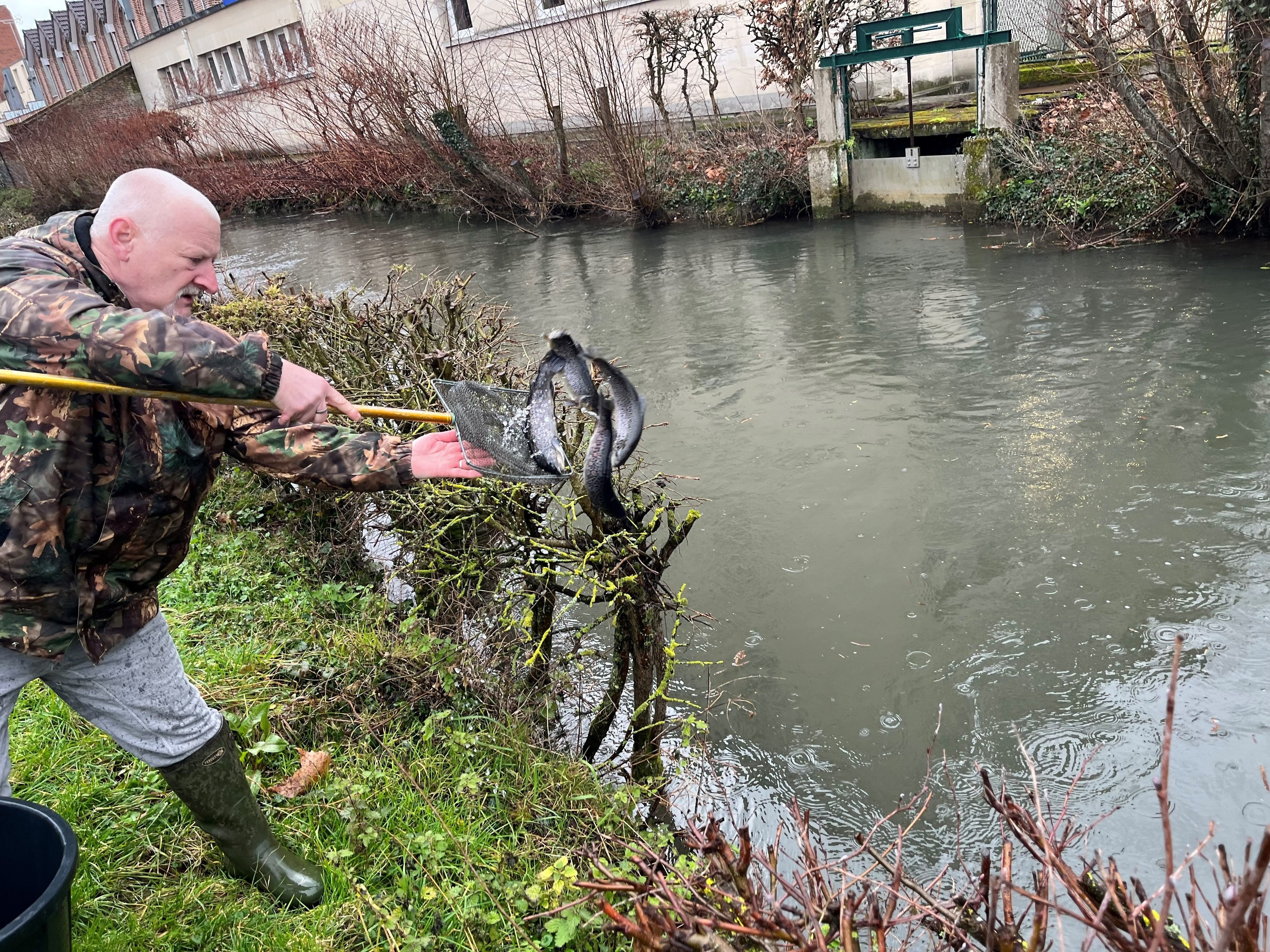 Beauvais, ce vendredi. À la veille de l'ouverture de la saison de pêche, les pêcheurs beauvaisiens sont nombreux à avoir déjà repris leur permis. LP/Patrick Caffin