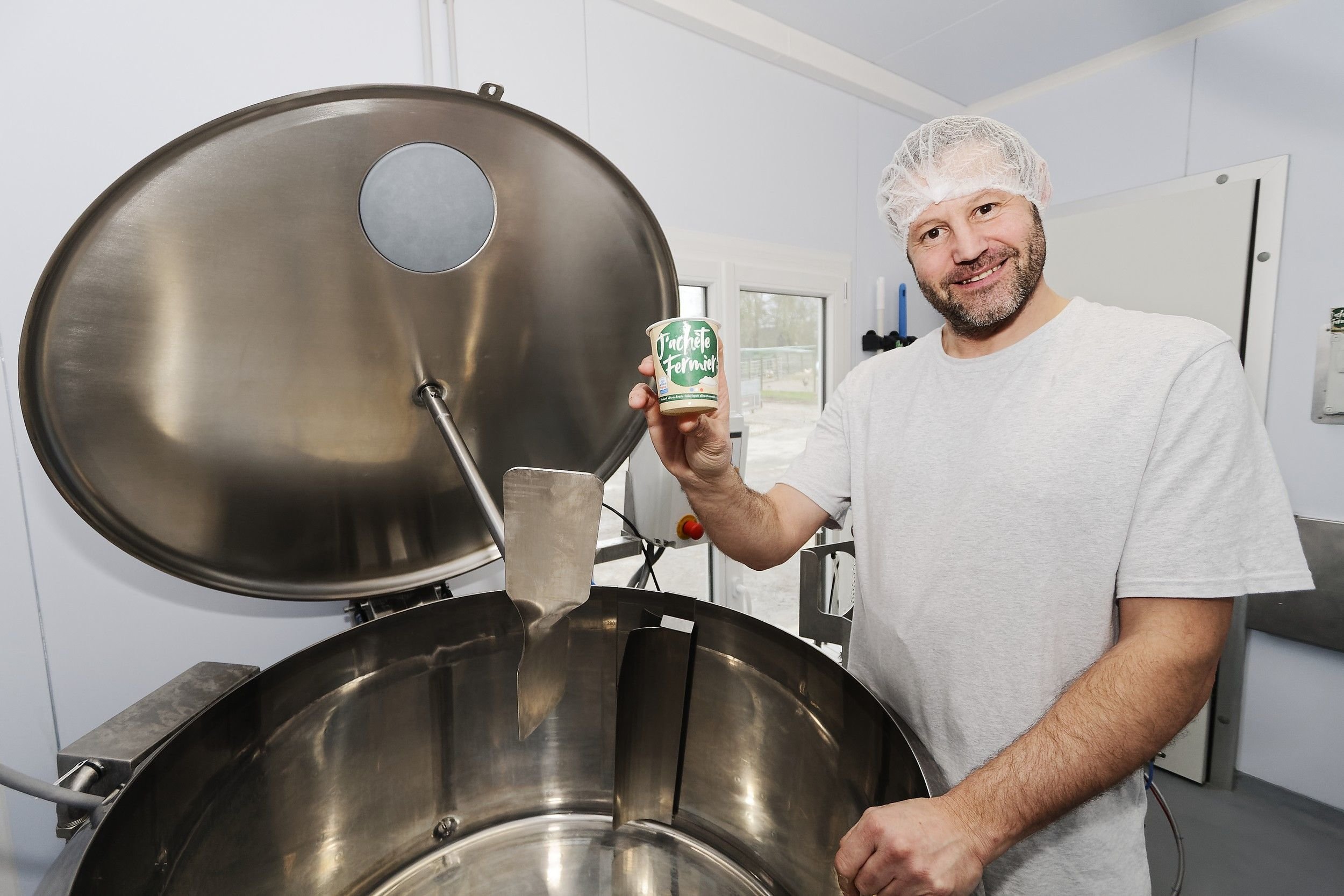Dans son laboratoire-conteneur, Philippe Savalle produit 10 000 yaourts par semaine. #PRESSE30
