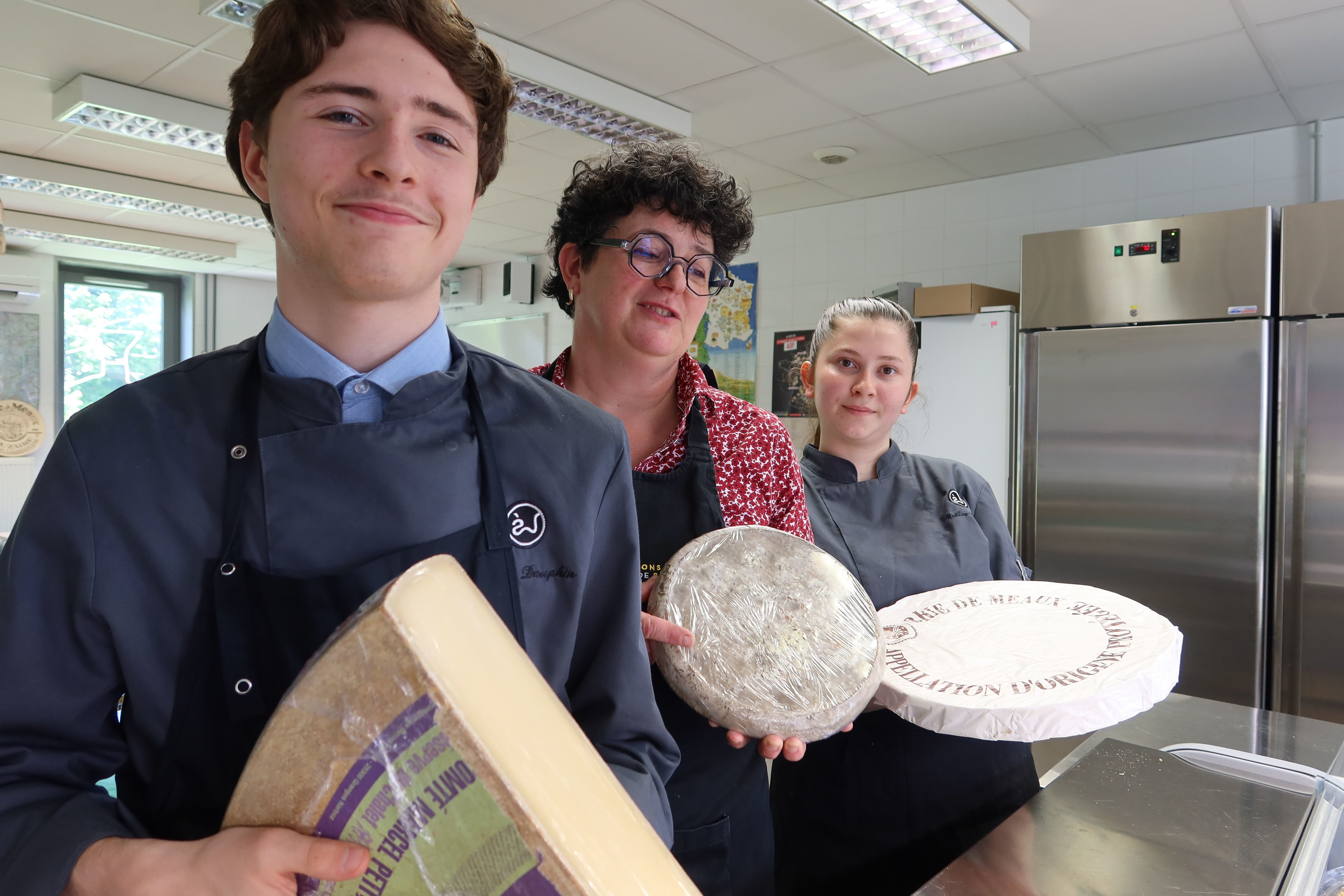 Congis-sur-Thérouanne (Seine-et-Marne), le 16 mai. Lucas Dauphin et Noëlline Muzart, entourent leur professeure Laurence Brisoux, une ancienne crémière-fromagère. LP/Sébastien Roselé