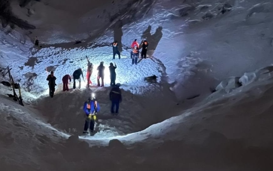L'intervention des secours jeudi pour localiser les victimes ensevelies jeudi sur les lieux de l'avalanche. PGHM Chamonix