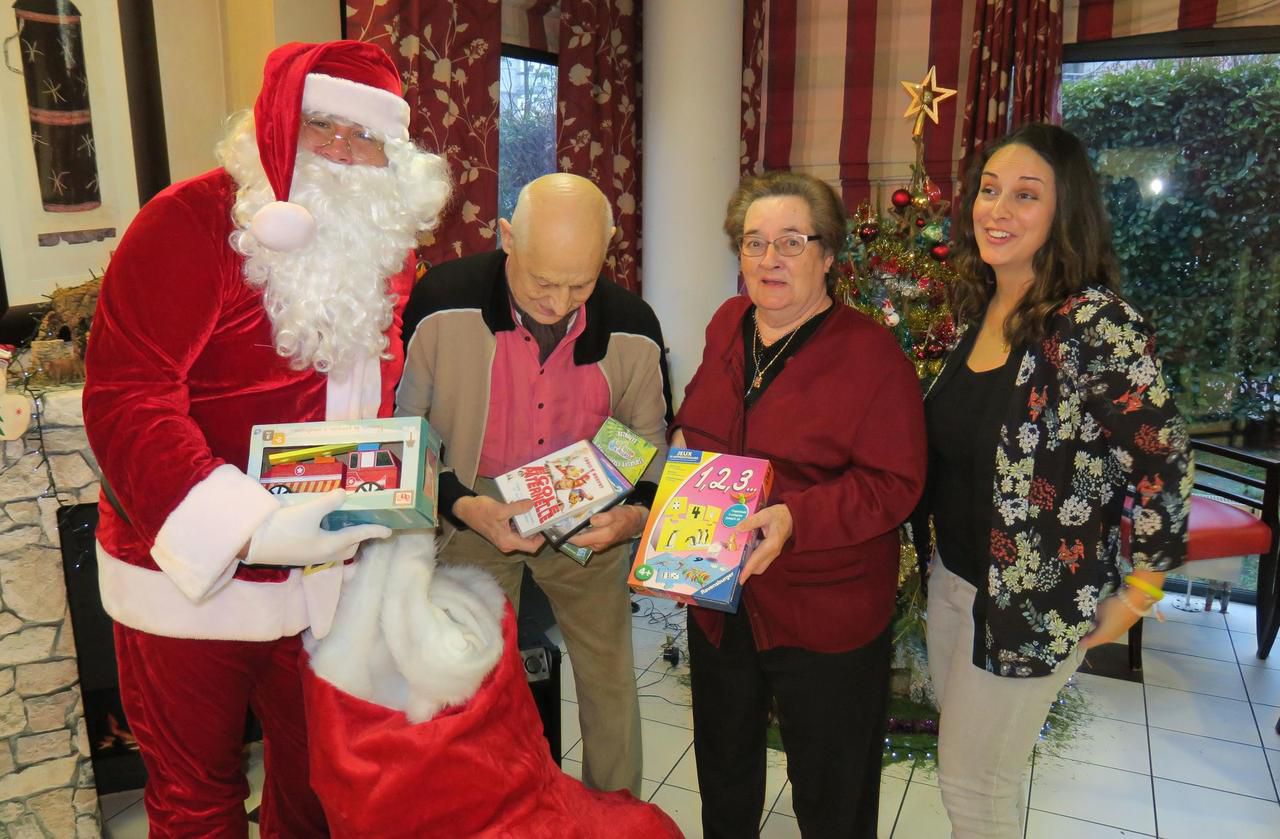 <b></b> Viry-Châtillon, ce jeudi 21 décembre. Les résidents de la maison de retraite Médicis ont remis les jouets qu’ils ont collectés à l’association Coup de pouce. 