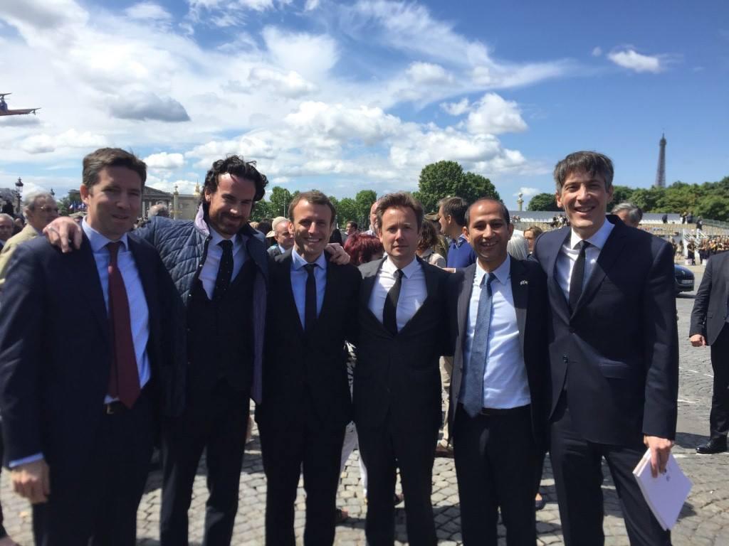 Emmanuel Macron encadré de quelques-uns de ses camarades de promo de l'ENA, le 14 juillet 2016, l'ambassadeur de Turquie en France Ali Onaner (à gauche du président), Abdel-Ellah Sediqi (5ème en partant de la gauche) et Thomas Andrieu. DR