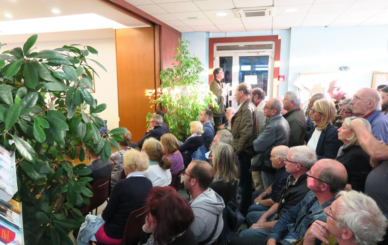 <b></b> Vigneux-sur-Seine, ce mardi soir. Une foule importante a assisté au premier conseil municipal depuis que le maire est écroué.