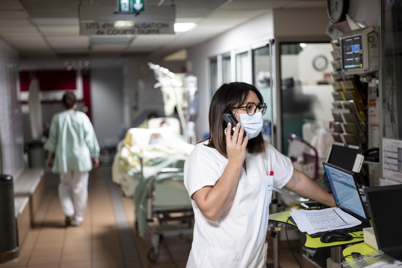 Stéphanie Lebrun, responsable de la cellule d’ordonnancement de l’hôpital de Laval (Mayenne), s’évertue à trouver une place pour chaque malade. Divergence-images/Arnaud Roiné