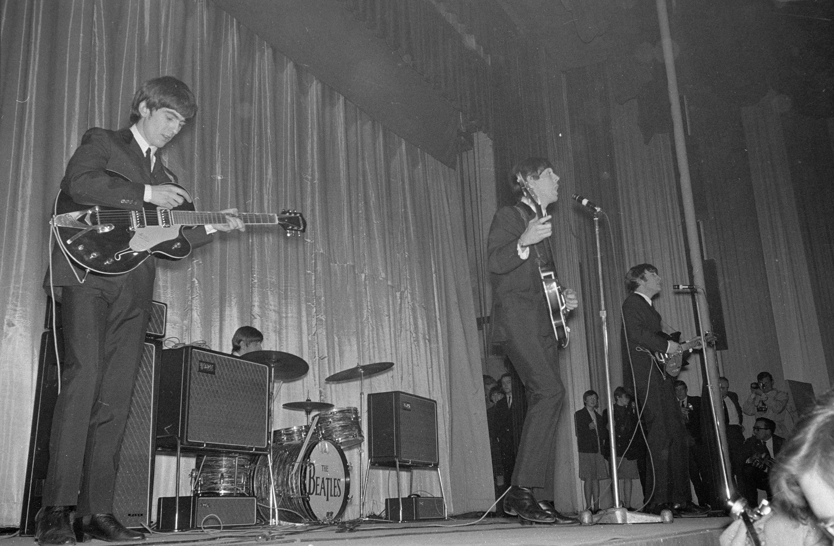 Versailles (Yvelines), le 15 janvier 1964. Quelques heures seulement après leur arrivée en France, les Beatles se présentaient sur la scène de la modeste salle du Cyrano. Robert Girardin / Fonds France-Soir / BHVP / Roger-Viollet