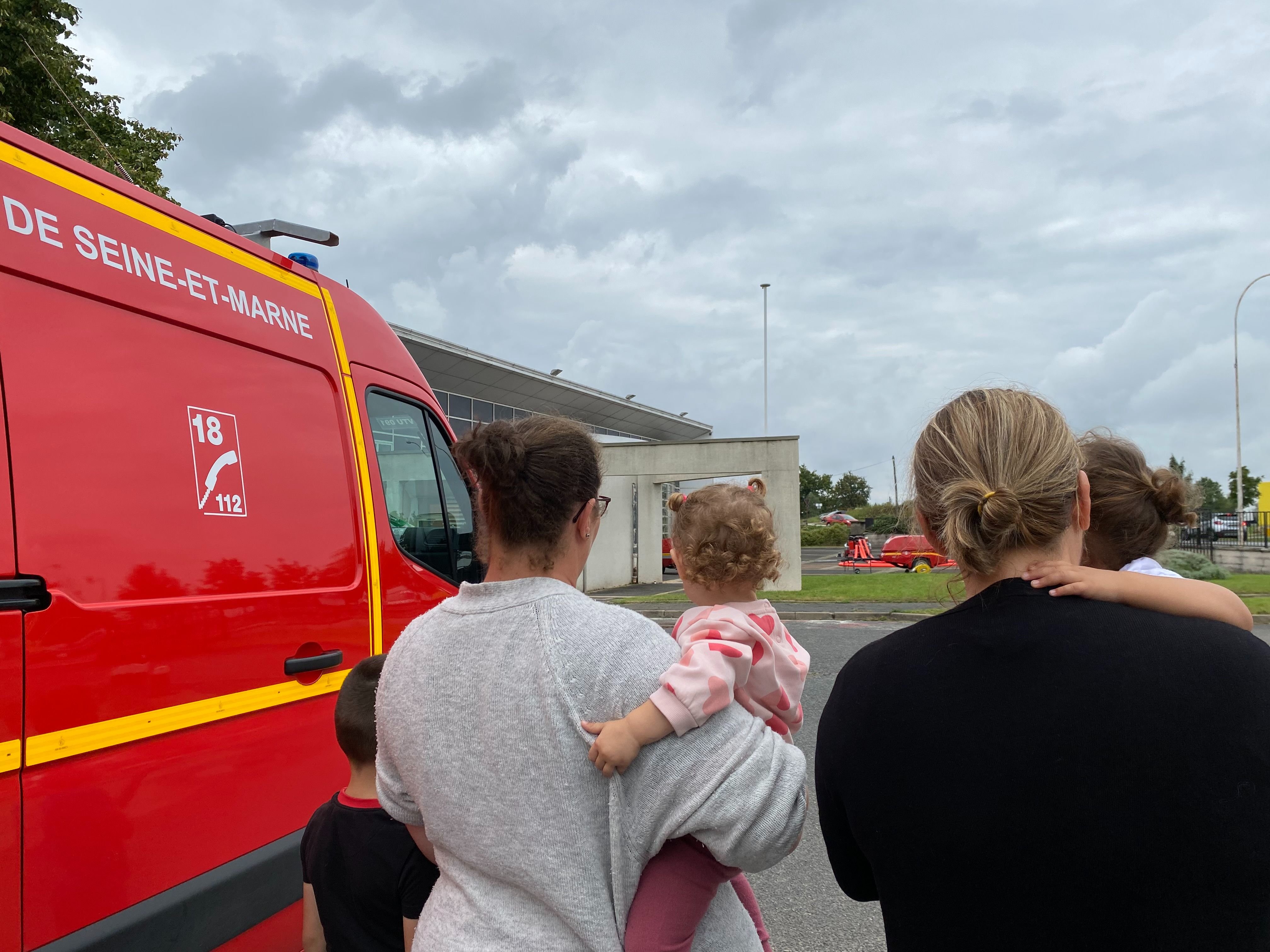 Nemours (Seine-et-Marne), le 13 septembre 2023, 12 heures. Devant le centre de loisirs fermé à cause de l'incendie, les mères d'élèves de l'école Théophile-Lavaud constatent l'important dispositif mis en place par les pompiers. LP/Cécilia Leriche