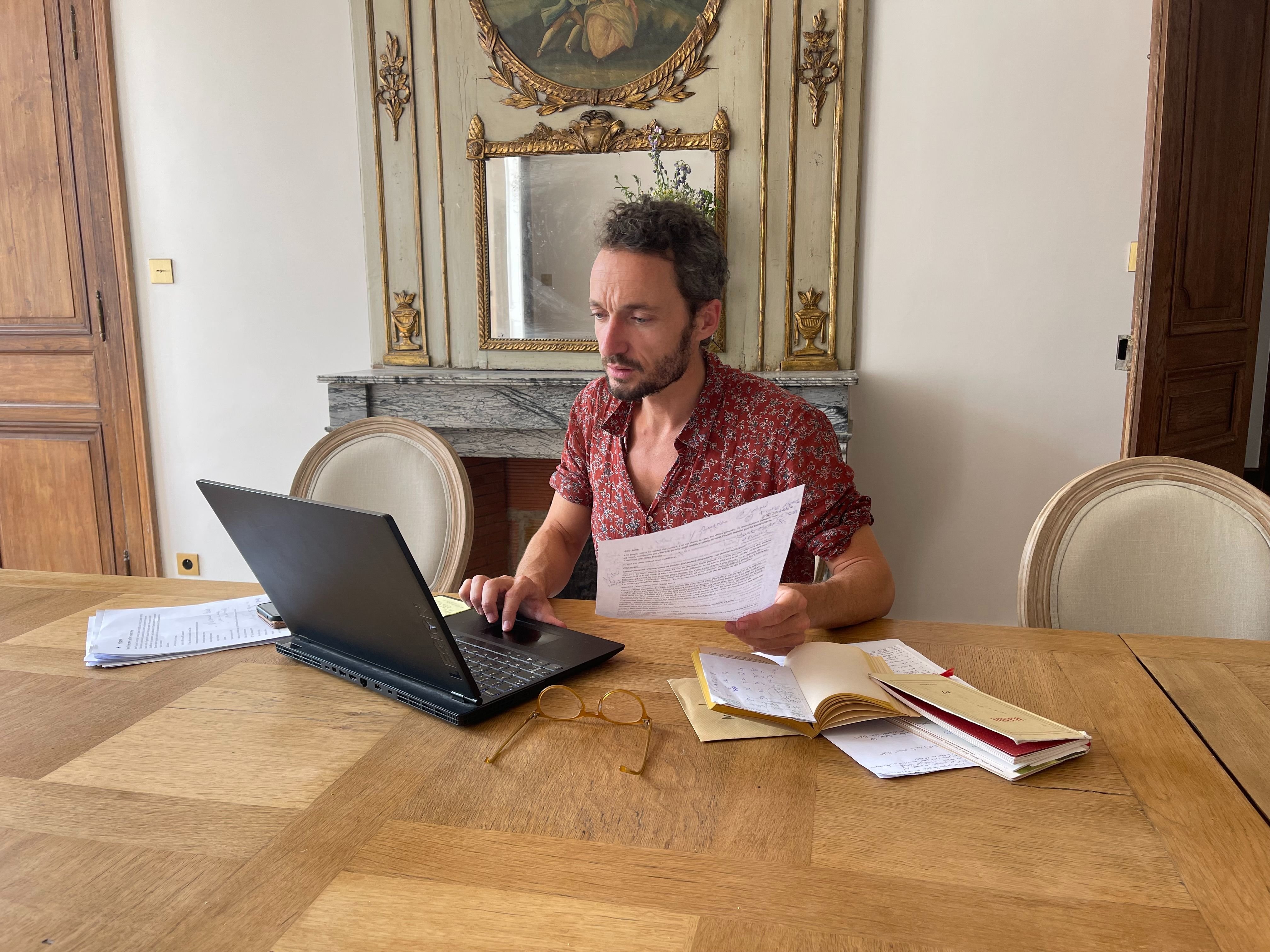 Clermont (Oise). Mickaël Delis, auteur et comédien, en résidence au centre d'art la Grande Histoire, écrit le deuxième volume d'une trilogie. Et se voit déjà bien revenir pour le troisième opus. DR