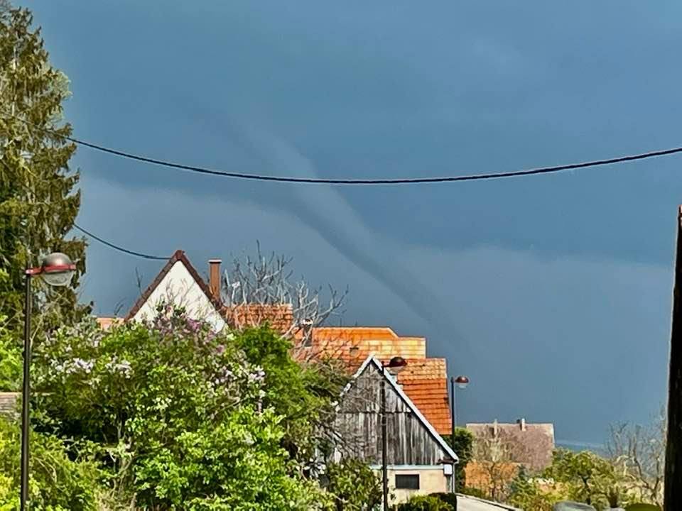 Un tuba, amorce de tornade, a été observé en Alsace lundi après-midi. Twitter/Météo Suivi Alsace/Martin Firniss