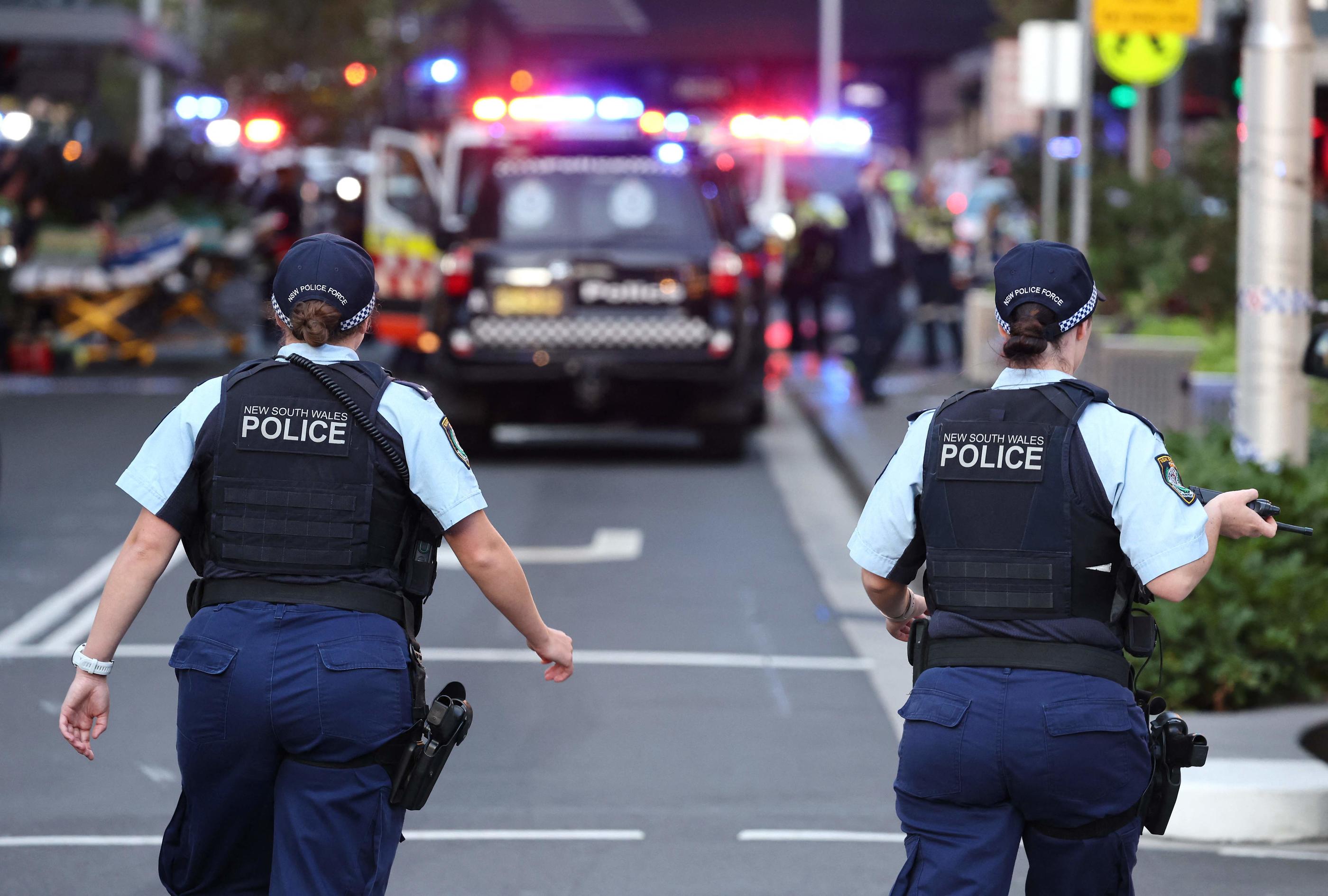 Des policiers devant le centre commercial Westfield Bondi Junction à Sydney, le 13 avril 2024. AFP/David GRAY
