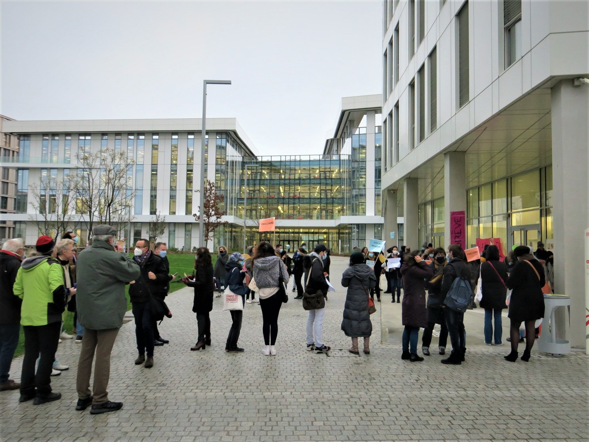 Aubervilliers, ce mardi matin. Une manifestation des agents était organisé au Campus Condorcet, où une grève a débuté le 22 novembre, pour empêcher notamment l'ouverture du GED, le grand équipement documentaire (en arrière plan). LP/A.L.
