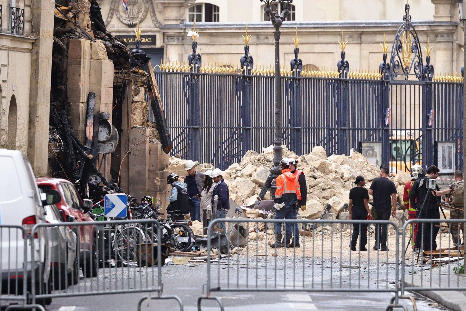 Sur le site de l'explosion, rue Saint-Jacques à Paris, ce jeudi, au lendemain de la déflagration qui a soufflé le bâtiment de la Paris American Academy. LP/Olivier Arandel