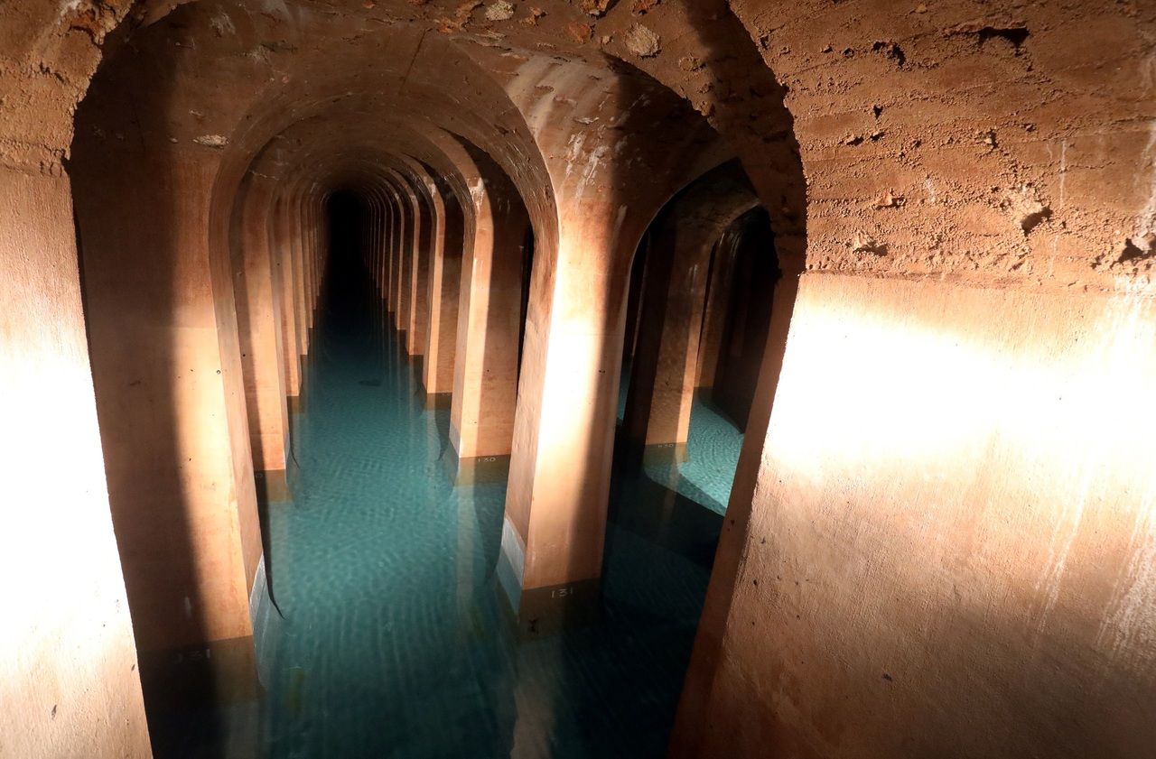 <b></b> Galeries voûtées et piliers en arcades structurent le réservoir, conçu telle une «cathédrale d’eau».