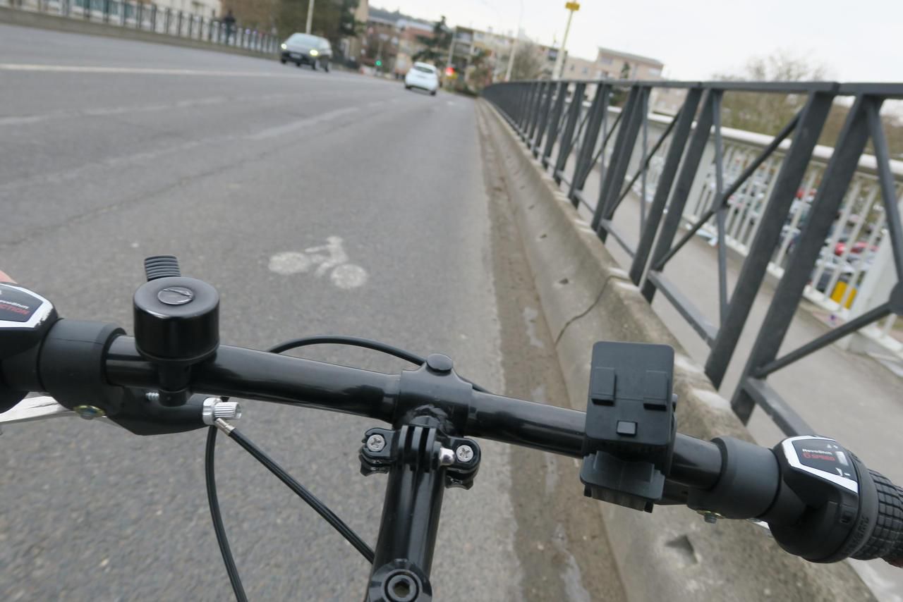 <b></b> Draveil. Sur le pont enjambant la Seine, des cyclistes ont matérialisé une éventuelle piste…