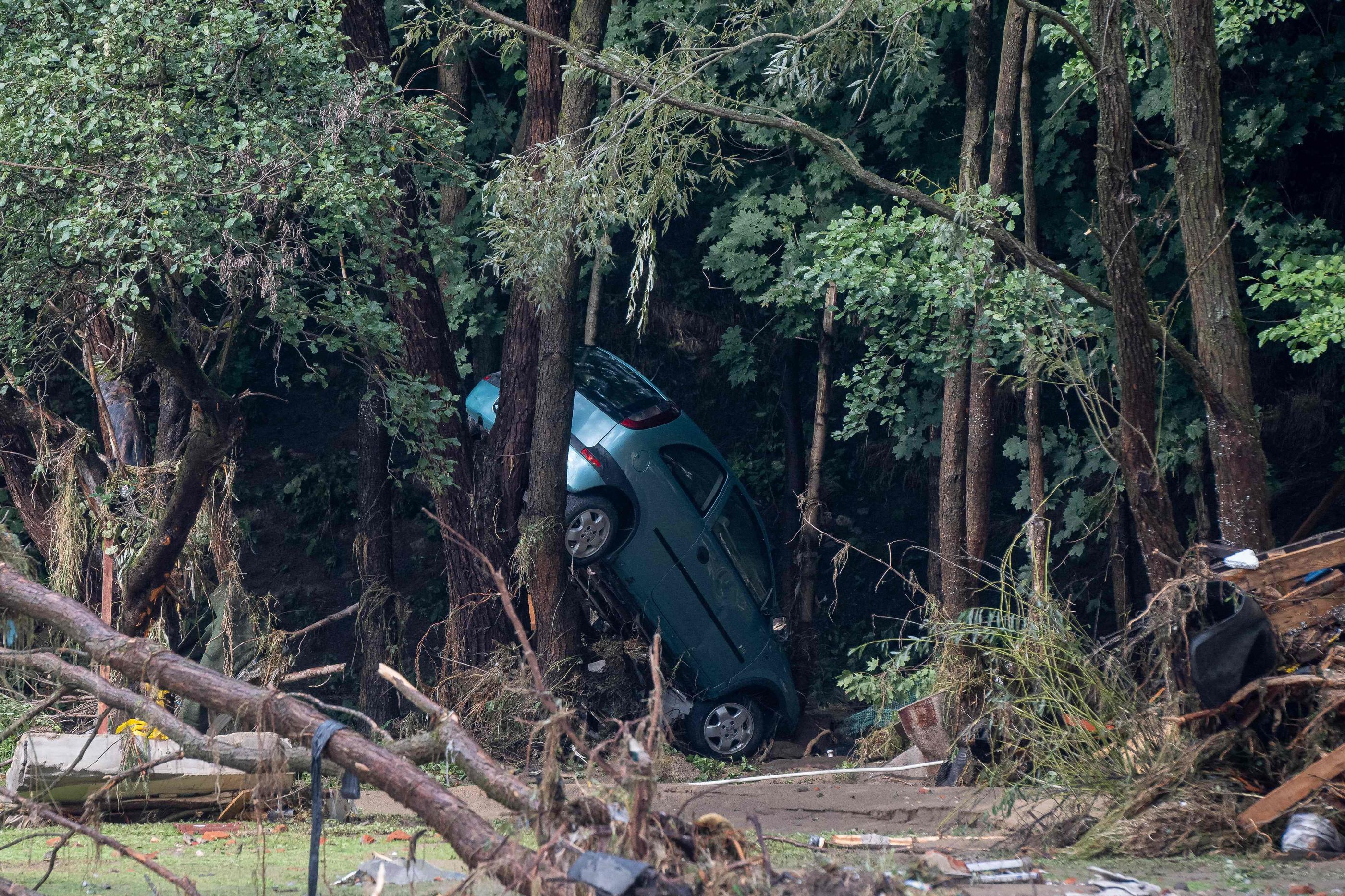 Cette photographie prise lundi montre une voiture coincée entre des arbres suite aux inondations à Ladek-Zdroj, dans le sud de la Pologne. AFP/Mateusz SLODKOWSKI.