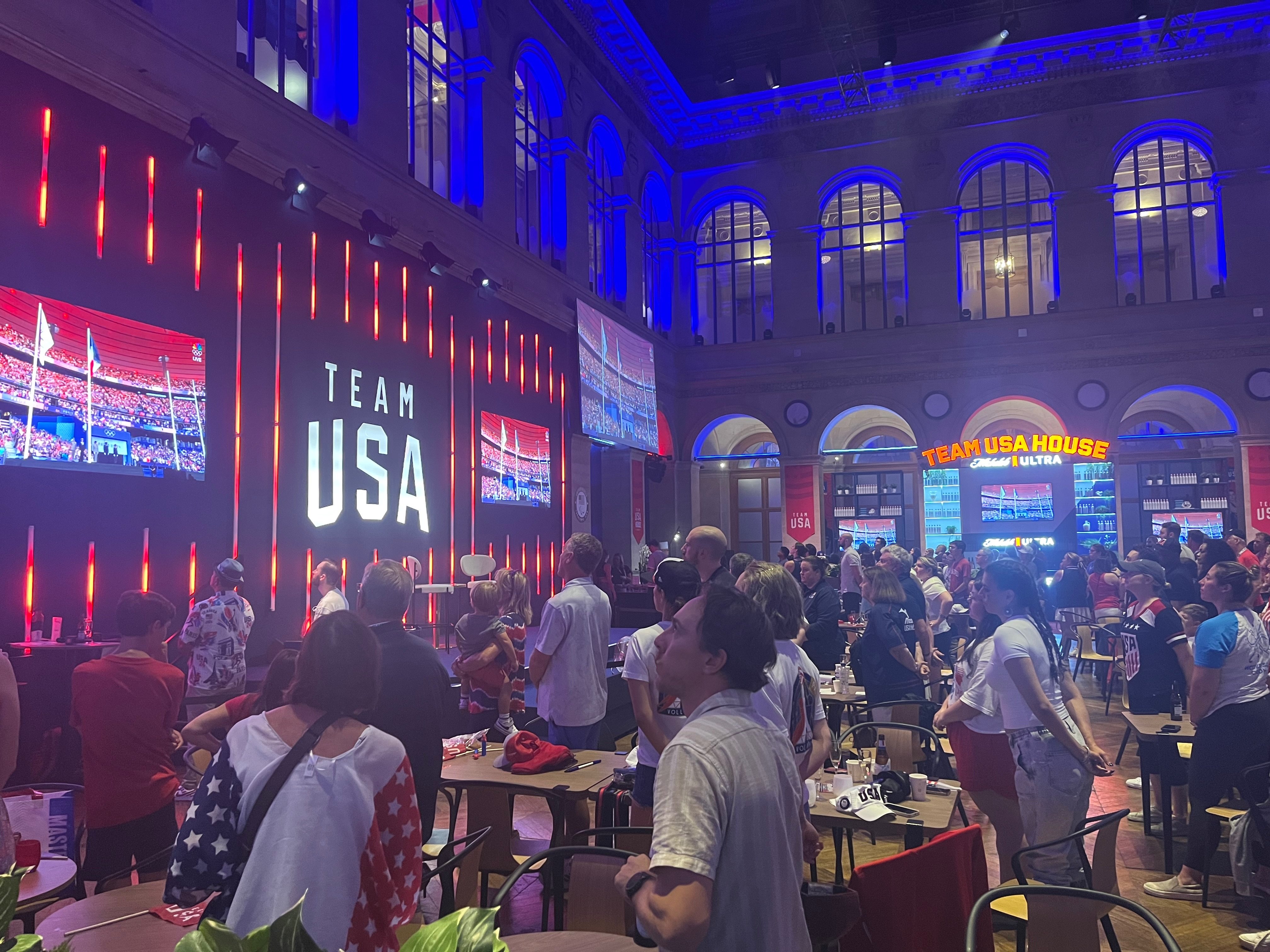 Paris (IIe), ce dimanche soir. Lorsque résonne la Marseillaise en ouverture de la cérémonie de clôture des JO de Paris, tous les Américains réunis au Palais Brongniart se mettent debout solennellement. LP/Orianne Gendreau