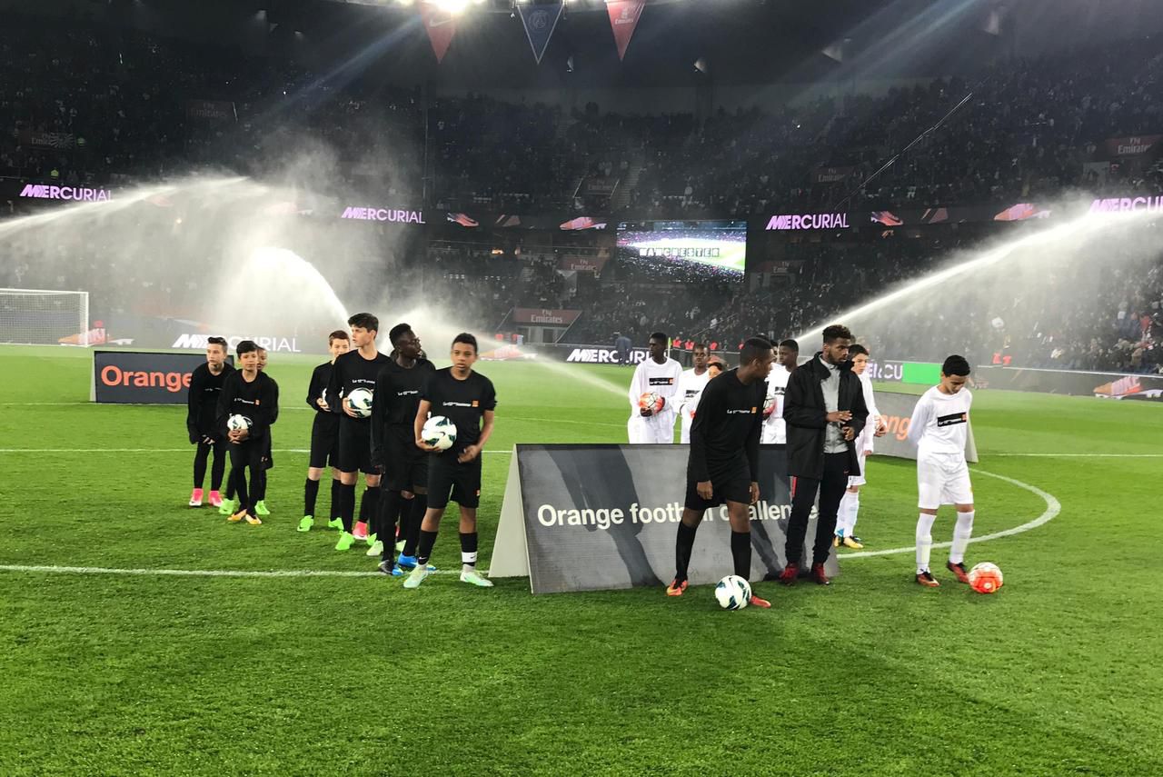 <b></b> Les jeunes joueurs du club de foot de Paray-Vieille-Poste vont participer au « Orange football challenge », et donc fouler la pelouse du Parc des Princes pendant un match du PSG face à Caen.