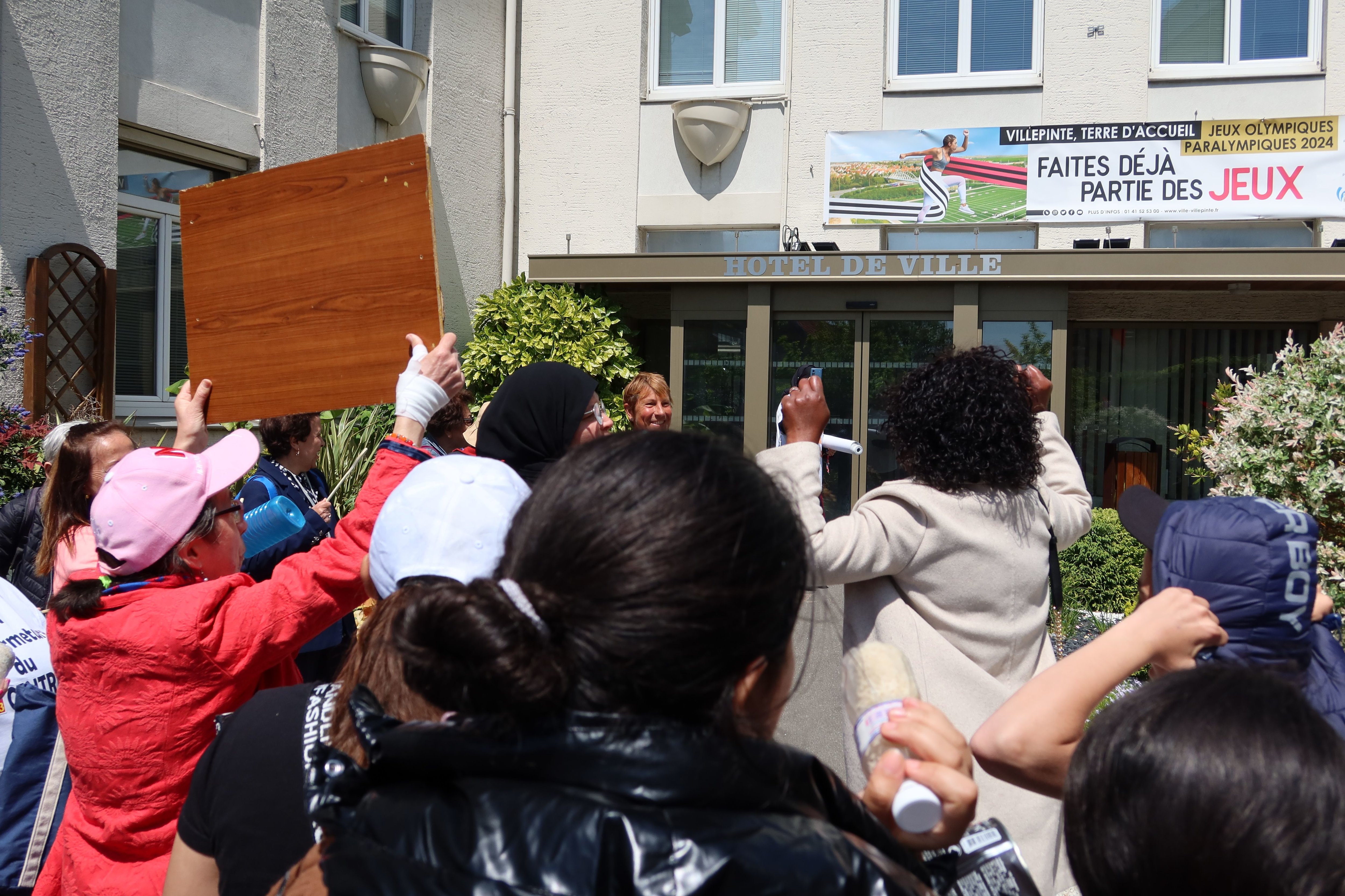 Villepinte, le 24 mai 2023. Des habitants, des élus de l'opposition municipale et des salariés du centre social André-Malraux ont manifesté devant l'hôtel de ville contre la baisse de la subvention votée le 1er avril dernier en conseil municipal. LP/A.A.