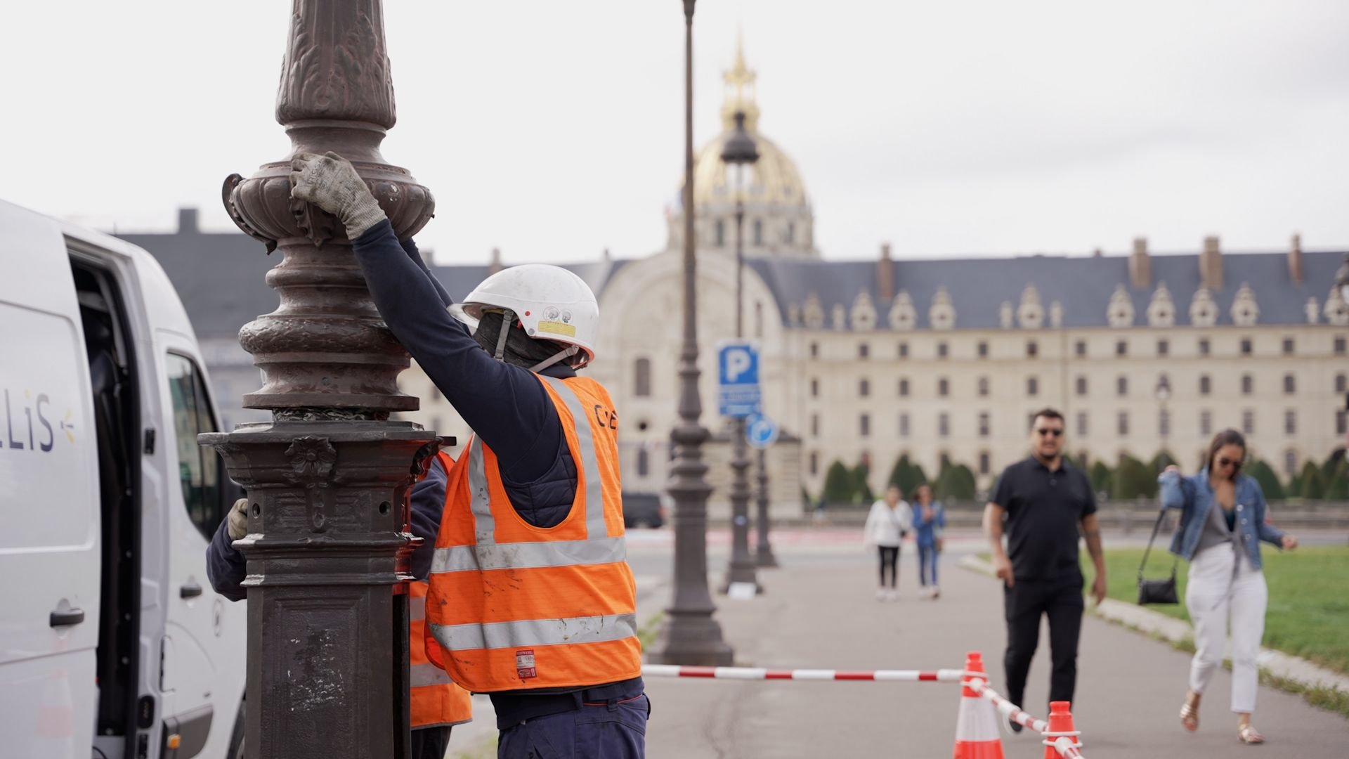 Paris, avenue du Maréchal-Gallieni (VIIe), ce lundi. Des lampadaires ont dû être retirés pour la tenue de la Coupe du monde de tir à l'arc. Ils ont par la suite été réinstallés. LP/Antoine Castagné