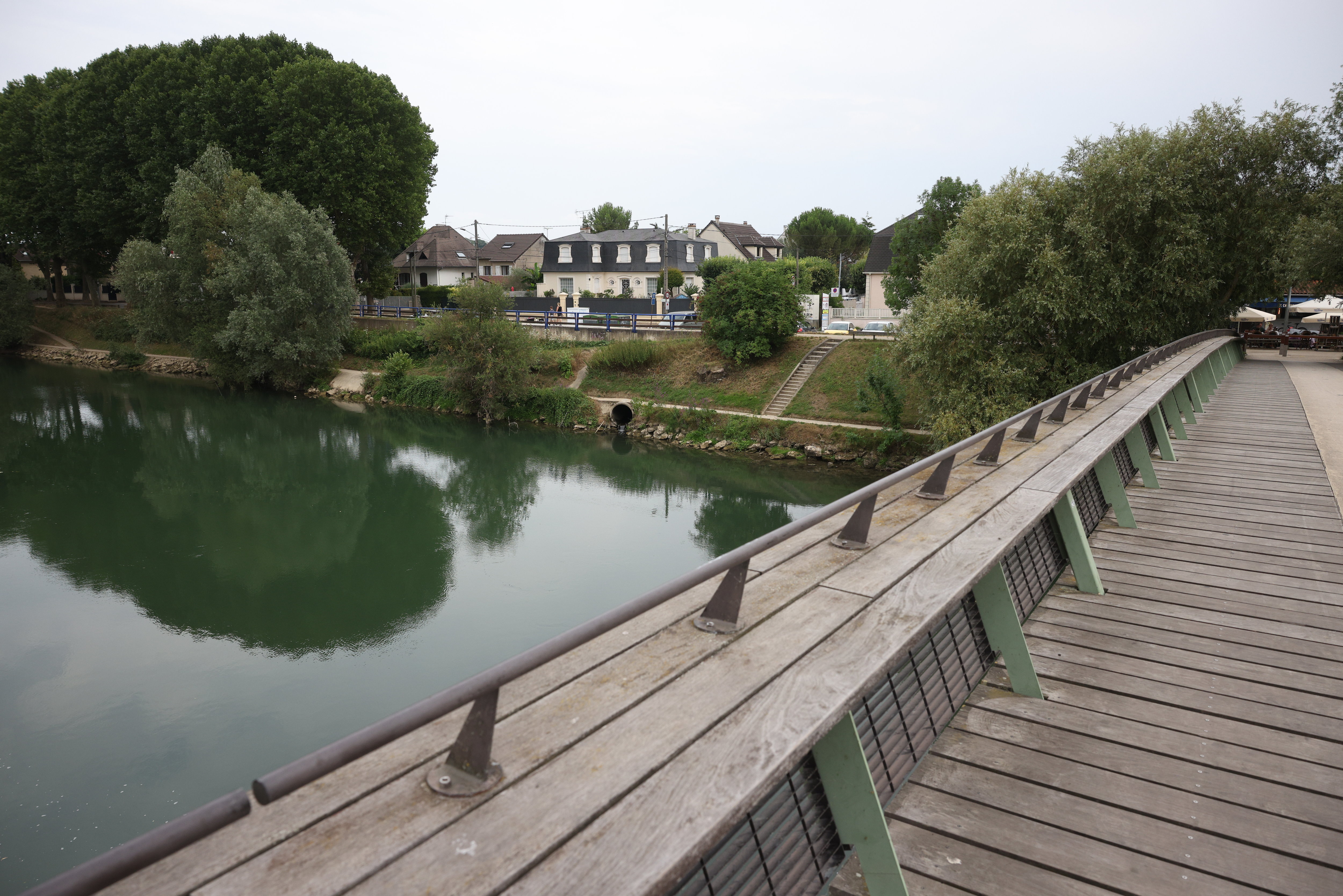 La passerelle du Moulin de Chelles est régulièrement le théâtre de drames, tel que celui qui a emporté un jeune homme mercredi soir, disparu dans les flots. LP/Olivier Arandel