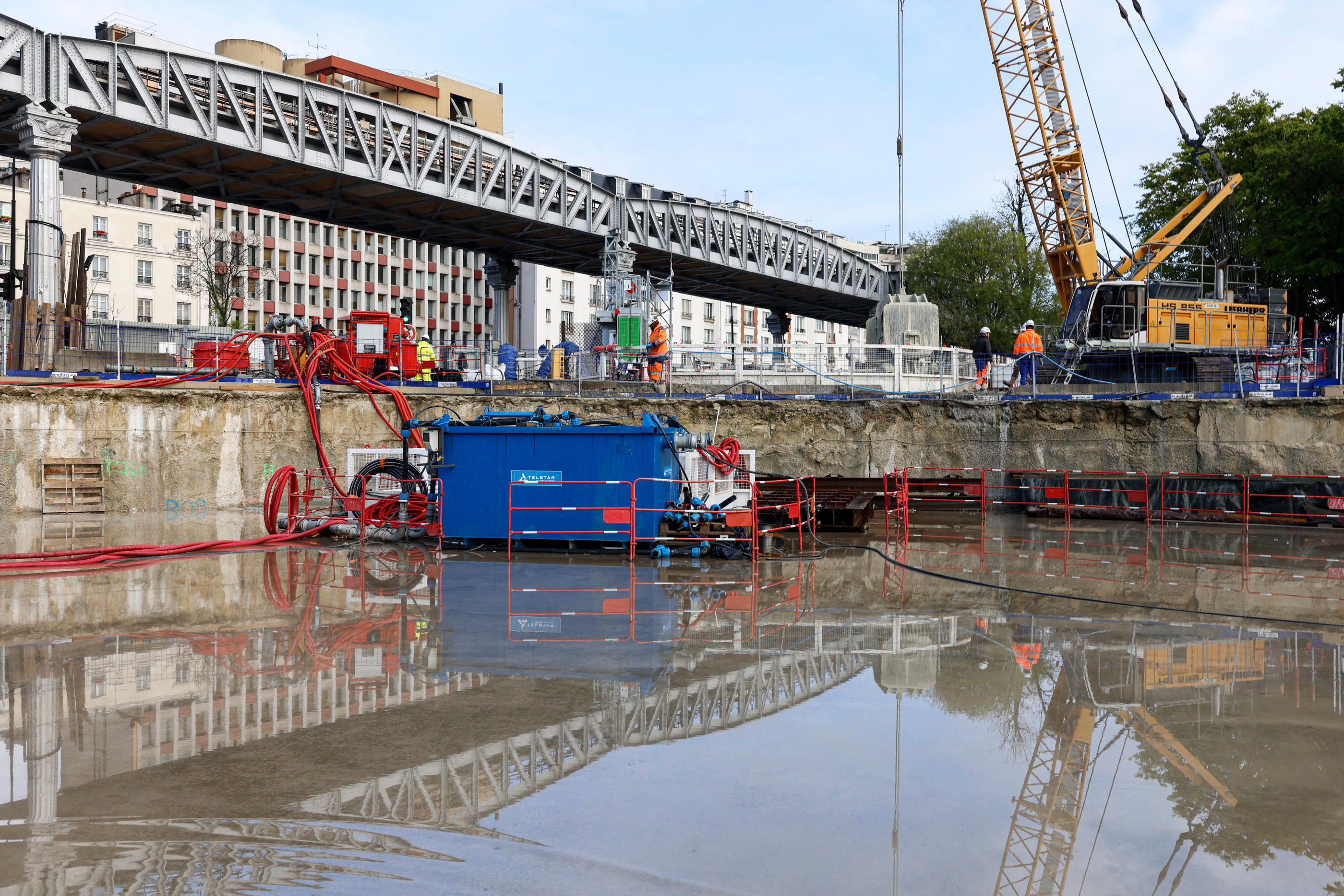 Paris (XIIIe), le 12 avril 2023. A deux pas de la gare d’Austerlitz, des pelleteuses creusent sans relâche un bassin qui servira à stocker l'eau en cas de fortes pluies. LP/Olivier Corsan