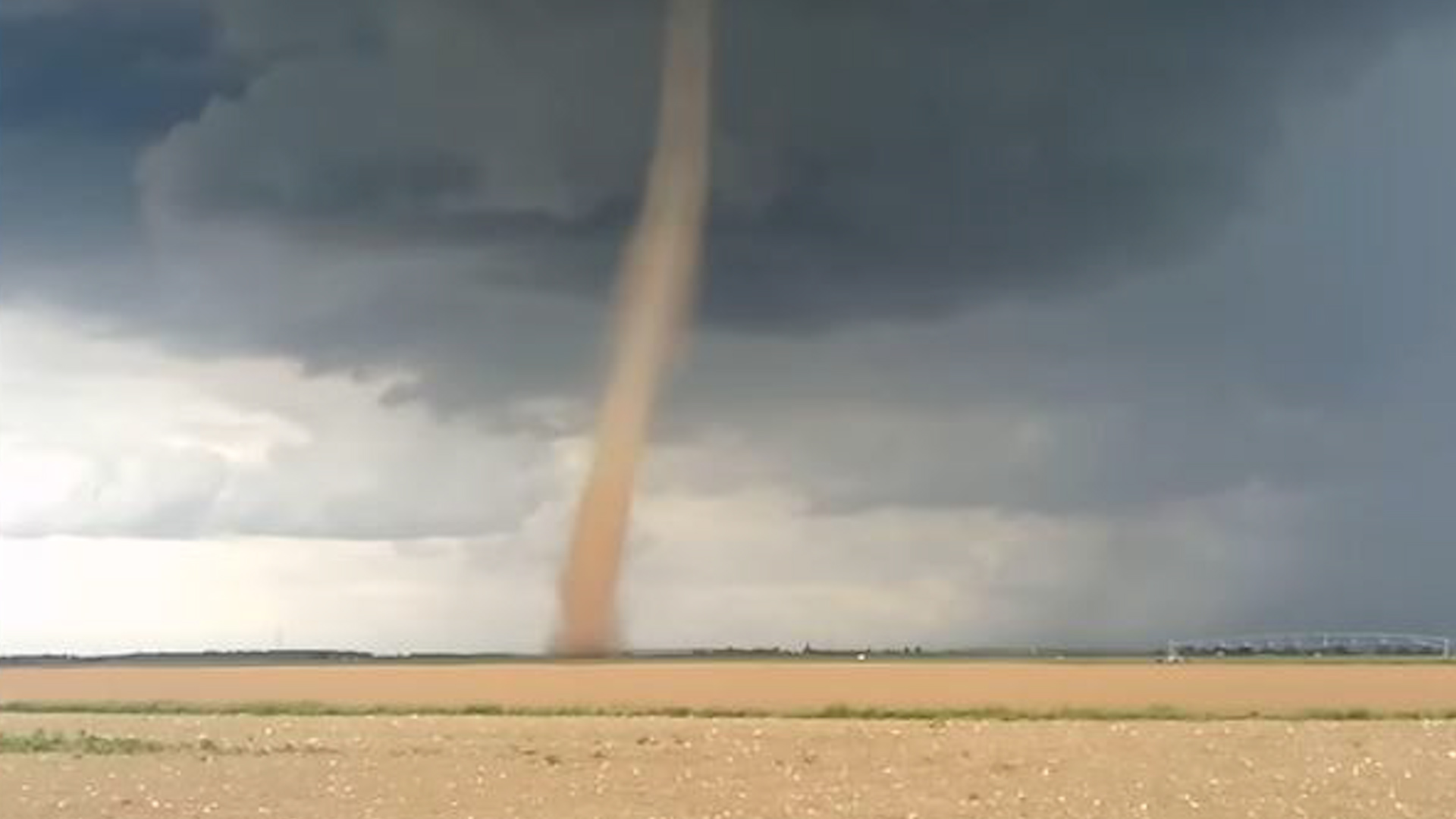 La tornade a parcouru au moins 800 mètres à travers les champs, sans toucher d'habitation. Météo Centre-Val de Loire/Cédric Desroziers