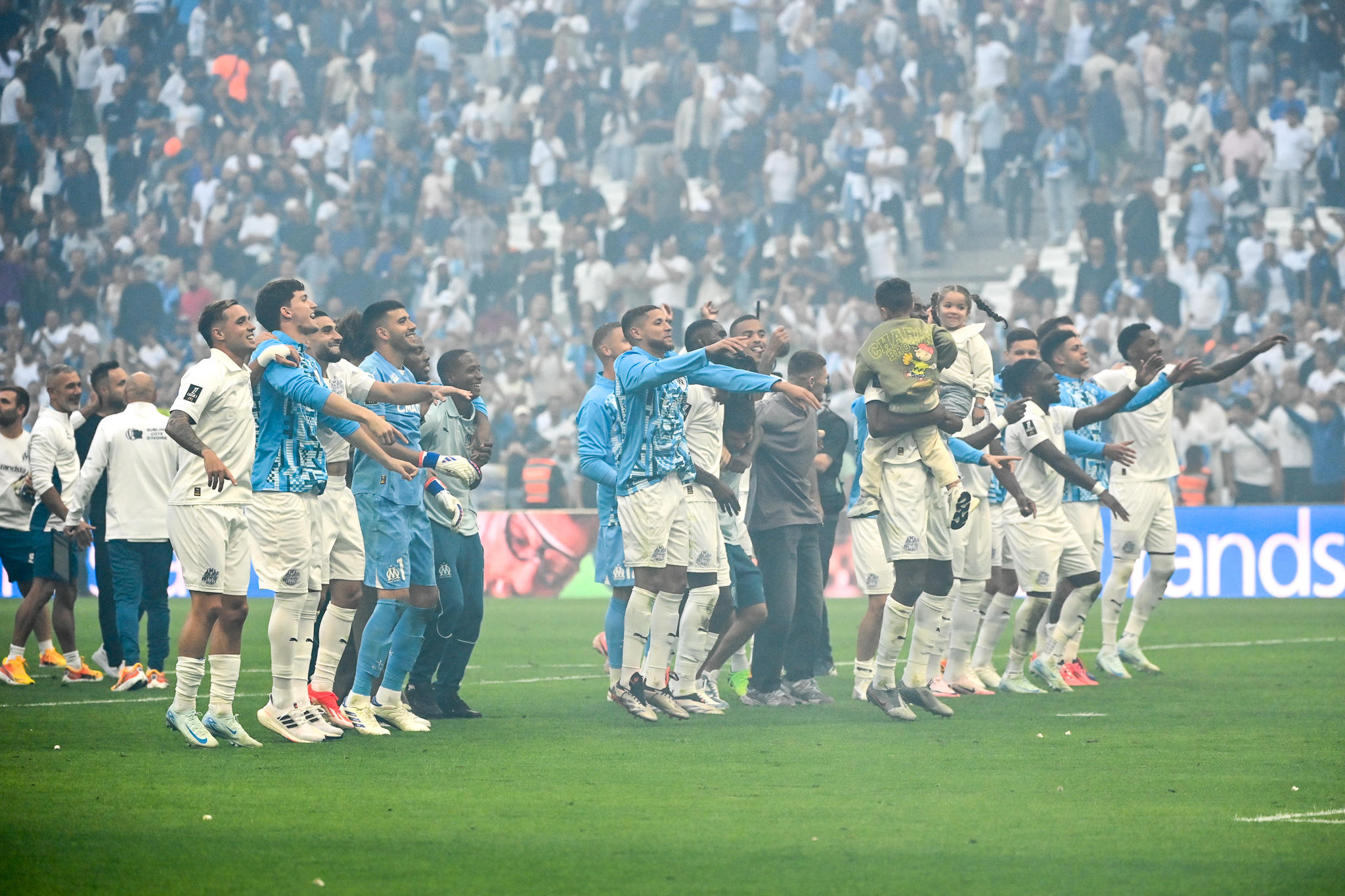 Les joueurs marseillais fêtent leur succès logique et mérité contre Nice (2-0), ce samedi, dans un Vélodrome plein à craquer. Icon Sport