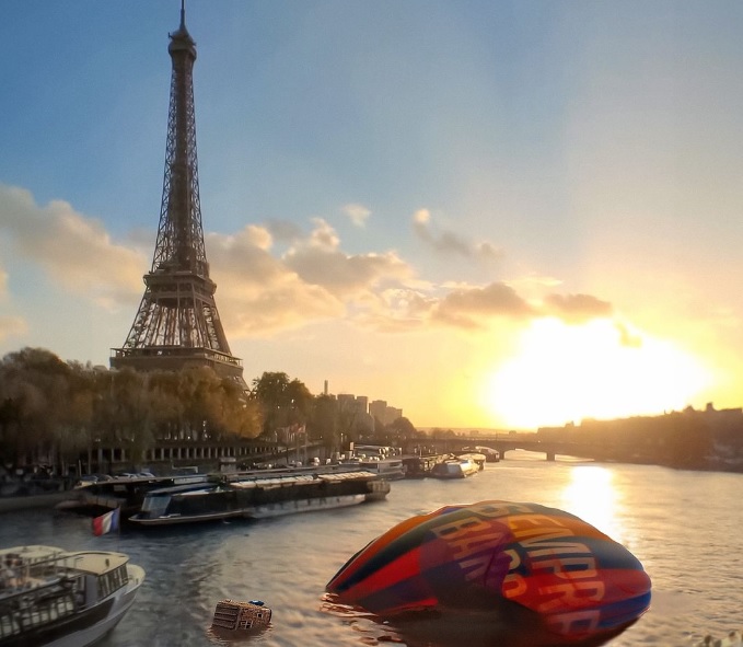 Le club parisien a publié sur Instagram un visuel, crée à l'aide de l'intelligence artificielle, montrant un dirigeable aux couleurs du Barça étalé dans la Seine. Instagram/PSG