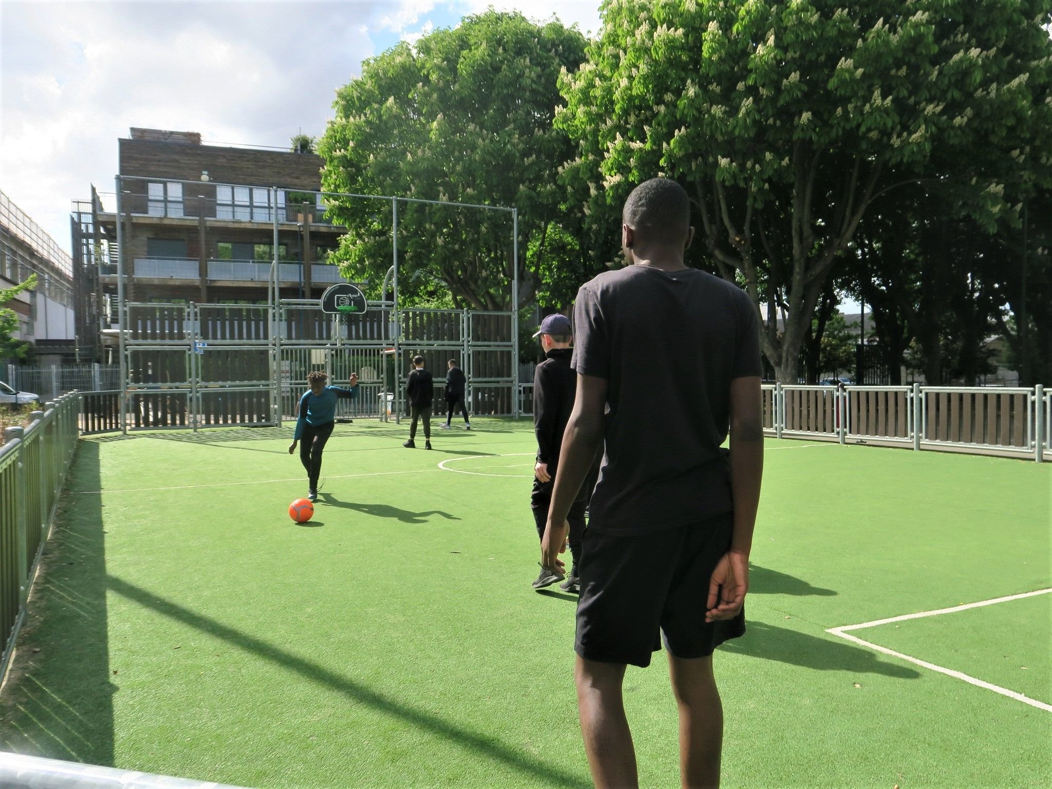 Pantin, le 10 mai 2021. Une partie de football entre collégiens au city stade situé près du stade Charles-Auray. LP/Anthony Lieures