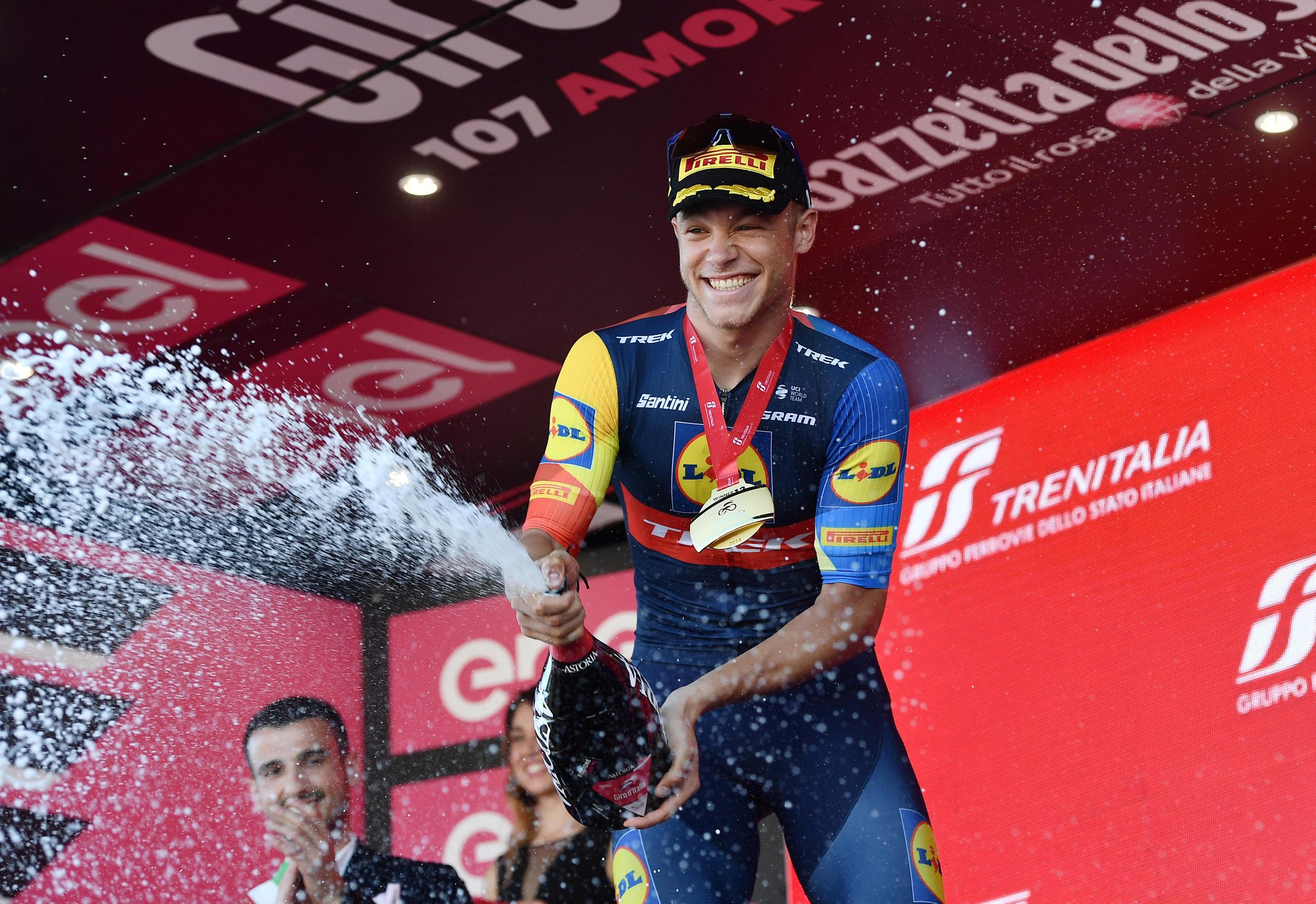 Jonathan Milan célèbre son troisième succès sur ce Giro 2024. REUTERS/Jennifer Lorenzini