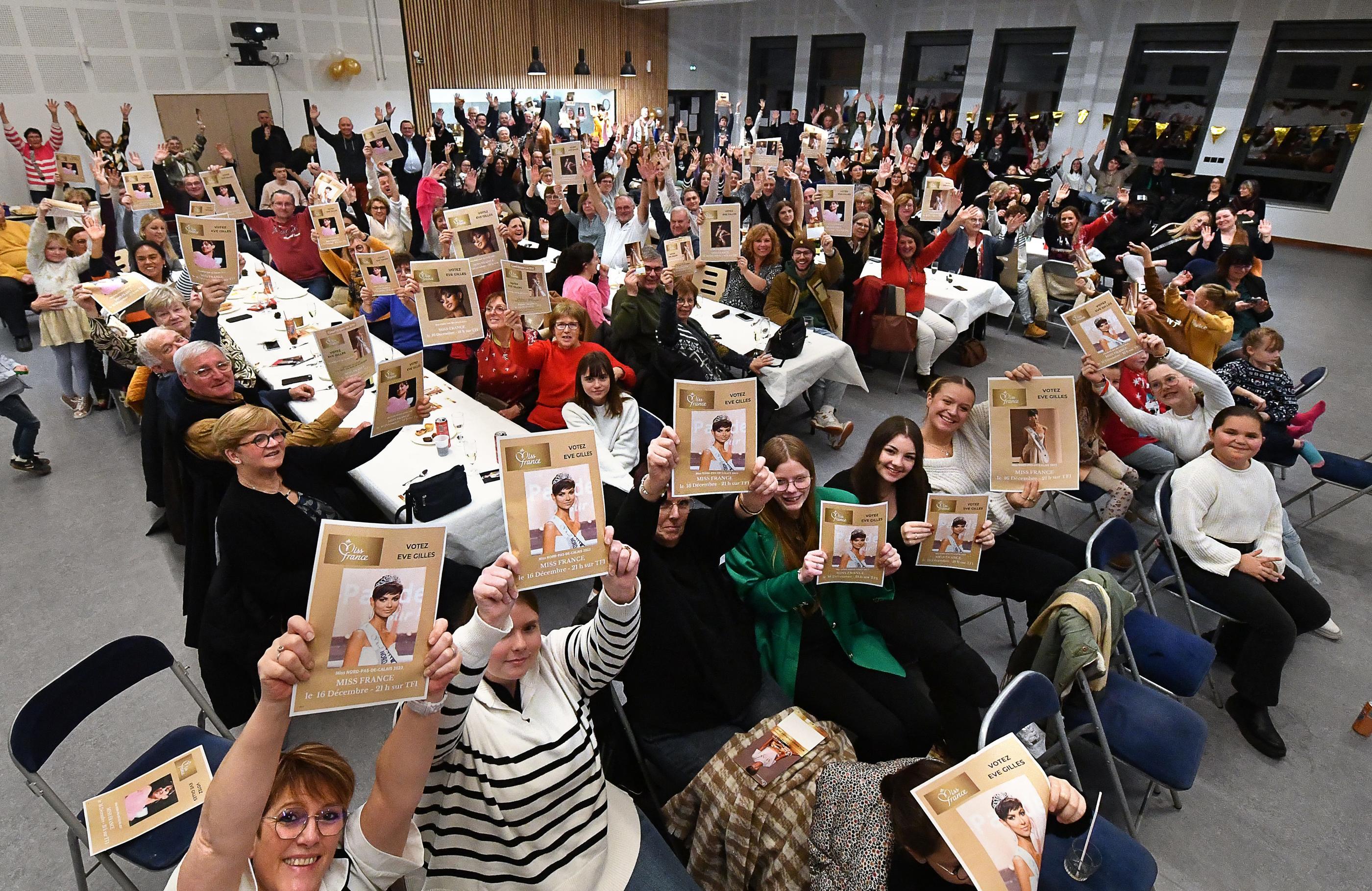 Samedi soir, les soutiens d'Eve Gilles étaient réunis dans la salle polyvalente de Quaëdypre pour suivre l'élection de Miss France. PhotoPQR/La Voix du Nord/Sébastien Jarry