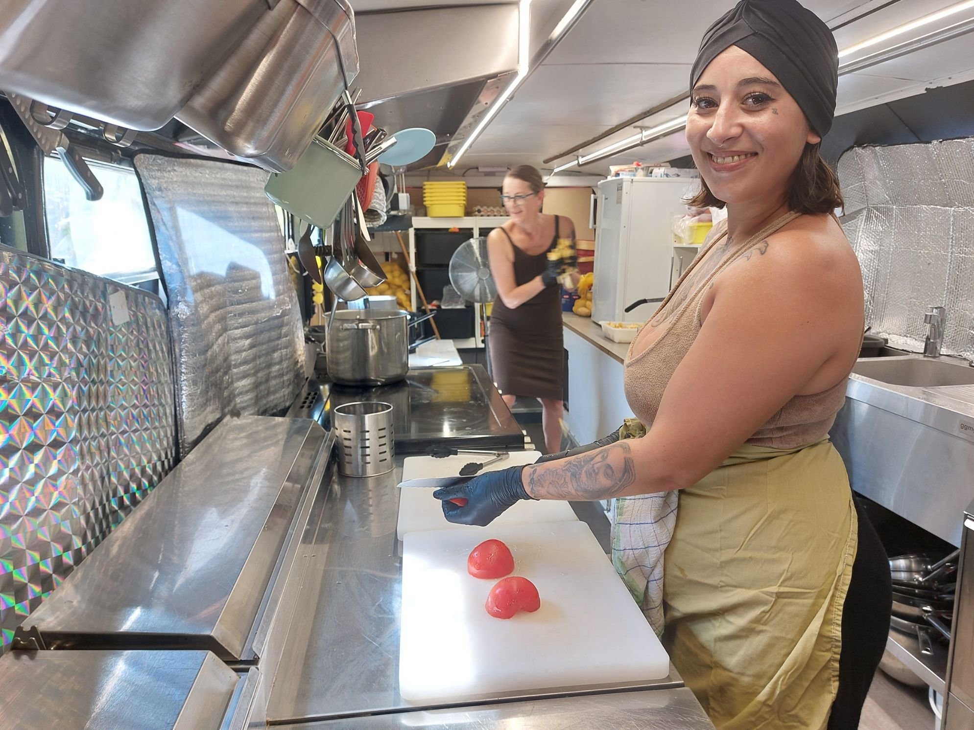 Cormeilles-en-Parisis (Val-d'Oise), vendredi 8 septembre 2023. Pomone et sa mère, Martine, ont transformé un bus à deux étages en restaurant. En bas, se trouve la cuisine, et en haut la salle. LP/T.C.