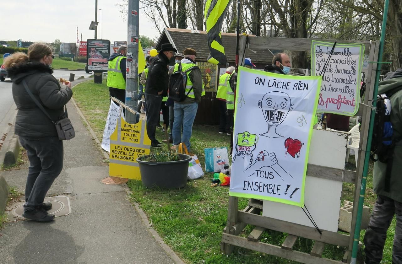 <b></b> Sainte-Geneviève-des-Bois (Essonne), le 3 avril. Une vingtaine de Gilets jaunes étaient mobilisés ce samedi au rond-point de la Croix-Blanche.