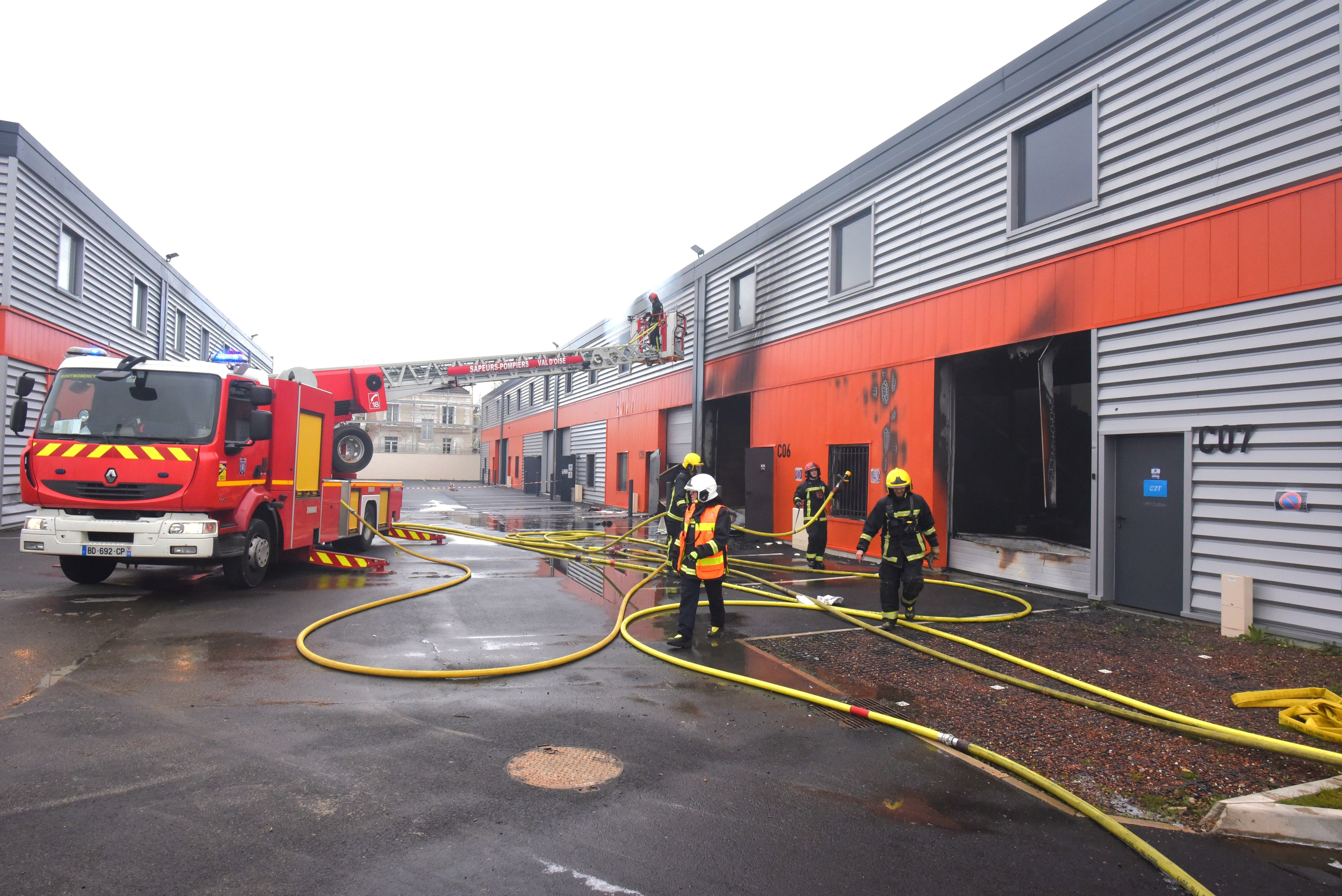 Un incendie criminel a dévasté les locaux de trois entreprises de Groslay (Val-d'Oise) dans la nuit de ce mardi à ce mercredi. LP/Frédéric Naizot