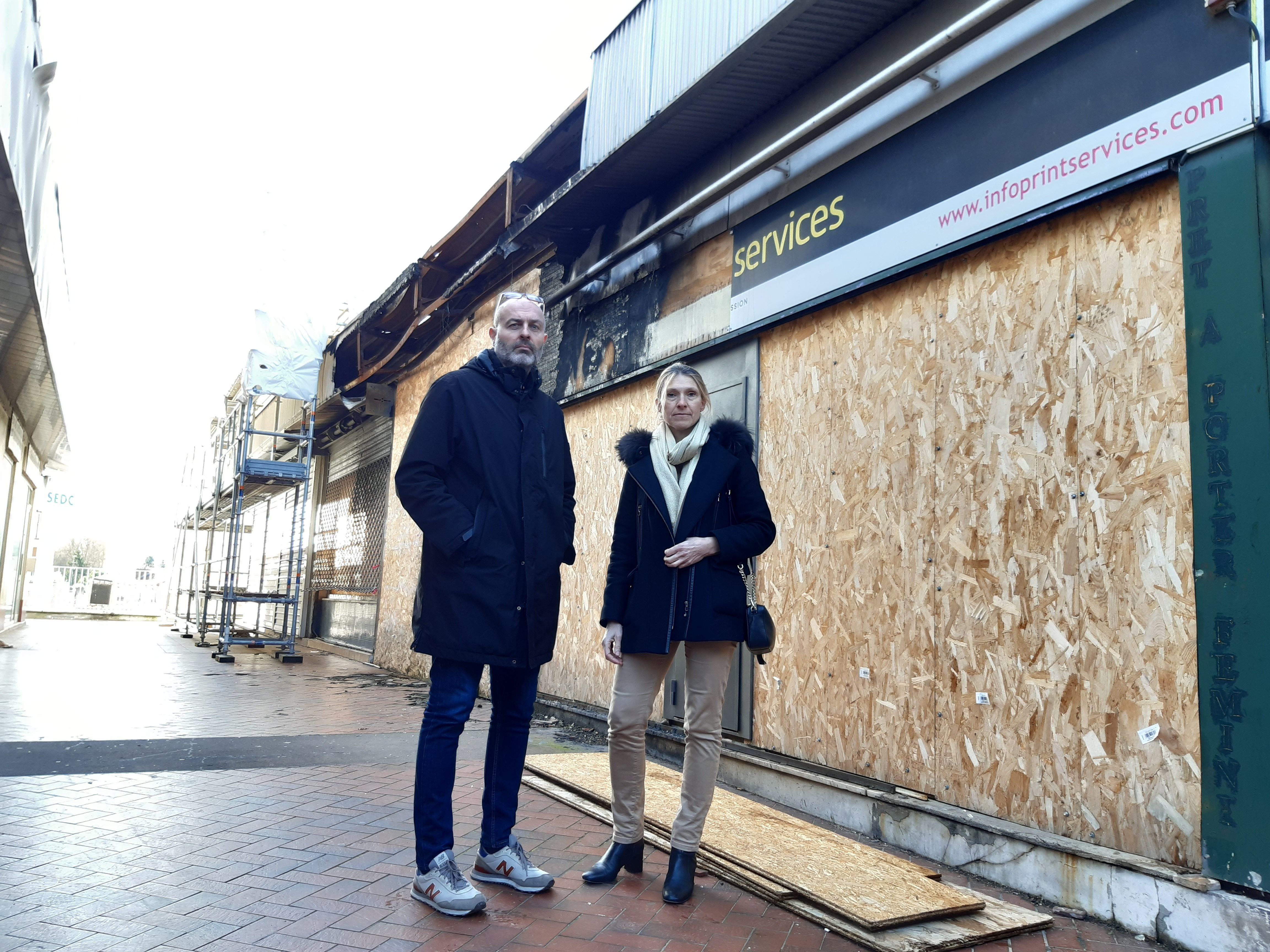 Fontenay-aux-Roses, mars 2024. Véronique Lettermann, orthodontiste, et Christophe Cattoen, gérant d'Info Print services, ici devant leurs locaux sinistrés, ont formulé un recours contre la décision de la mairie. LP/M.L.