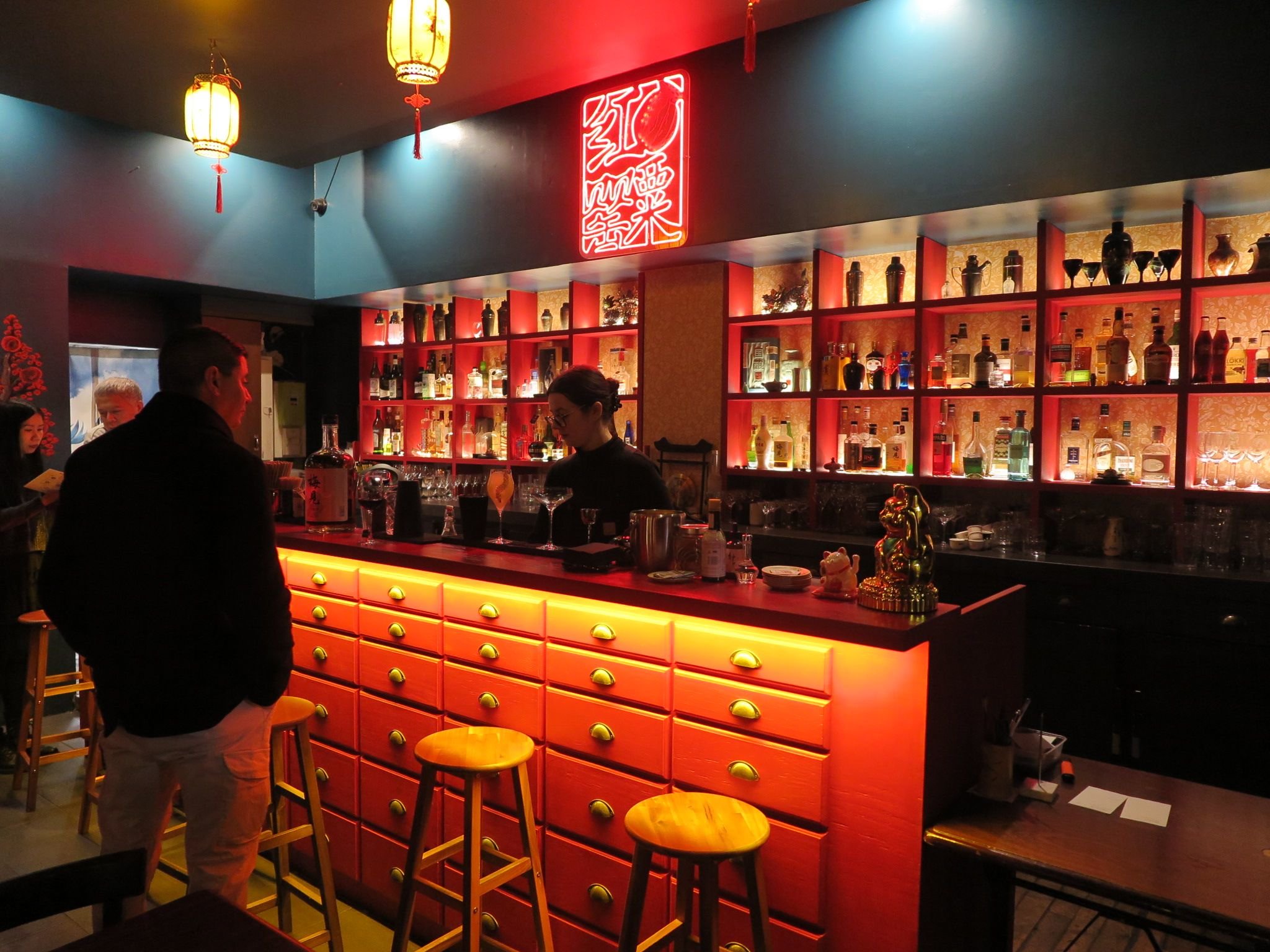 Le Red Poppy, bar à cocktails au cœur du China Town parisien (XIIIe), nous entraîne dans une fumerie d'opium ou un speakeasy du Shangaï des années 1920. LP/Christine Henry
