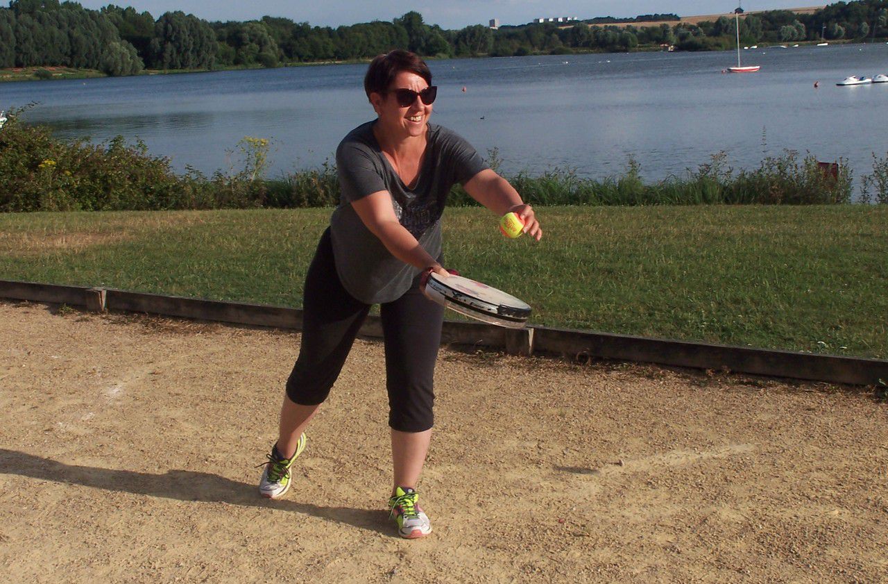 <b></b> Beauvais, lundi. Vice-présidente du club du Bouc section tambourin, Christine Béguet accueille les curieux au plan d’eau du Canada, tous les lundis et jeudis de juillet, entre 18 h 30 et 21 heures