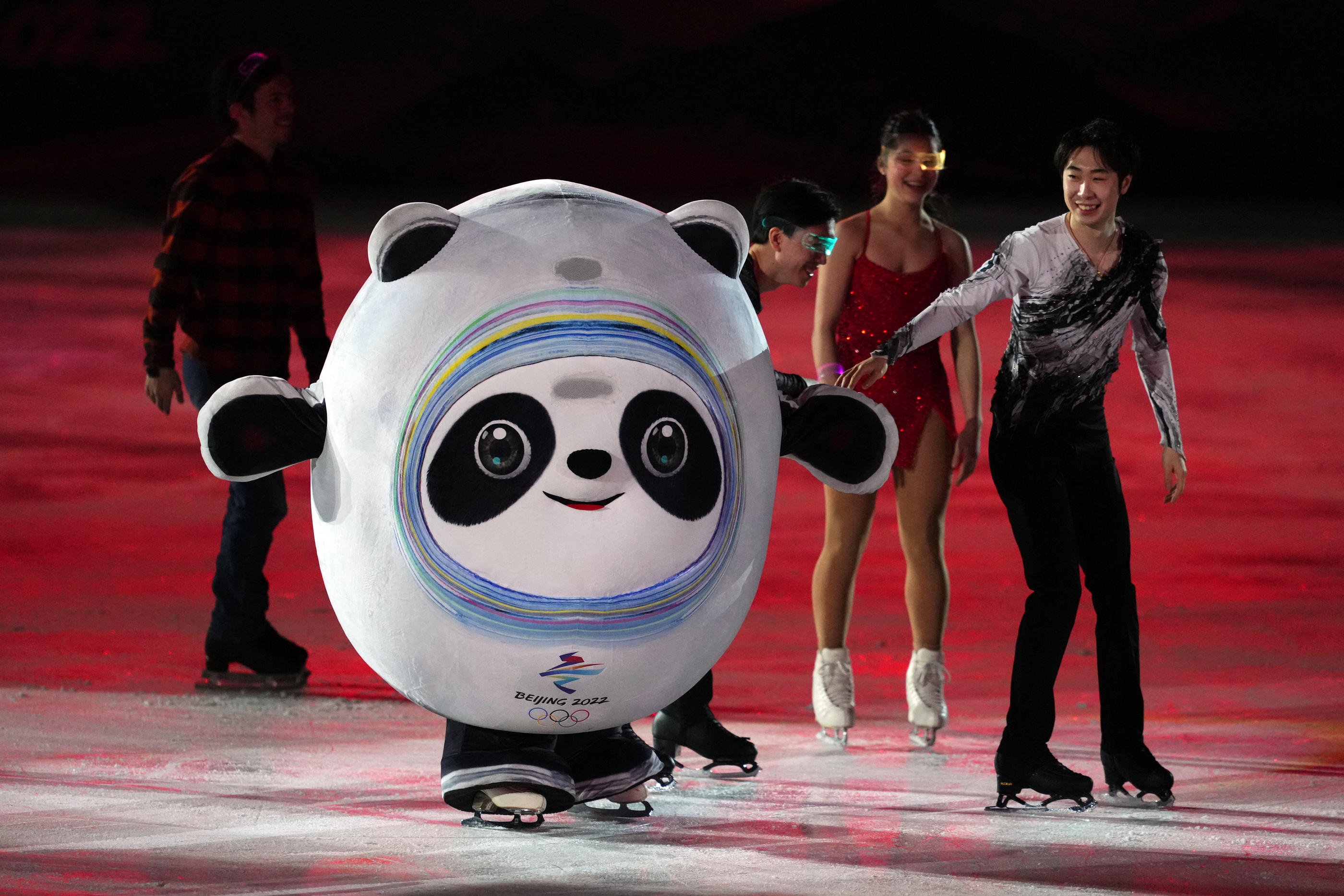 Paris 2024 on X: Découvrez les nouvelles mascottes des Jeux d'hiver de  Pékin 2022 ! Nous vous présentons Bing Dwen Dwen pour les Jeux Olympiques  et Shuey Rhon Rhon pour les Jeux