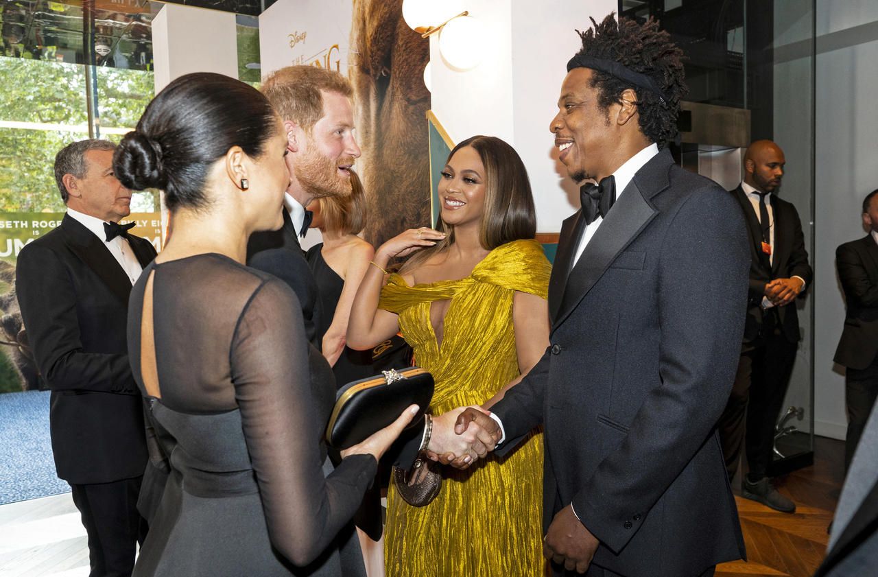 <b></b> Le Prince Harry et son épouse Meghan Markle rencontrent le casting du Roi lion qui inclut la chanteuse Beyoncé. 