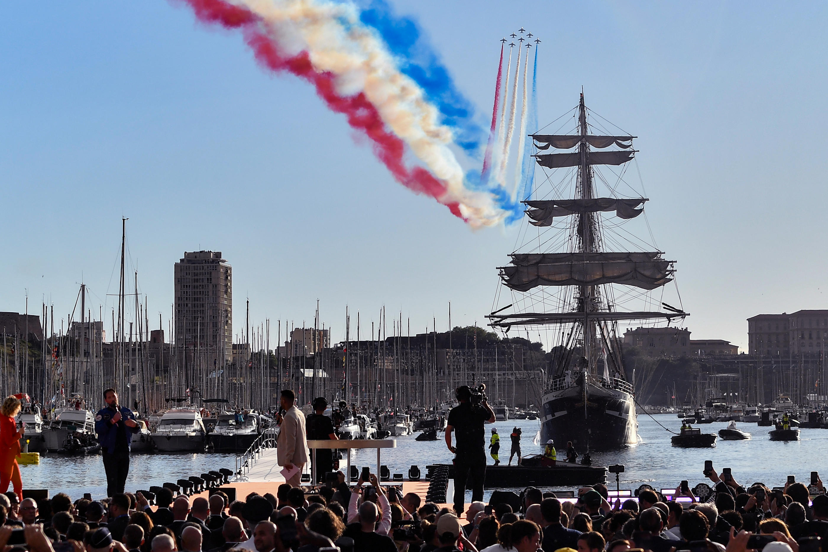 L'arrivée du «  Belem » à Marseille, avec à son bord la flamme olympique, a été saluée par la patrouille de France. Et une grande ferveur populaire. Icon Sport/Julien Mattia